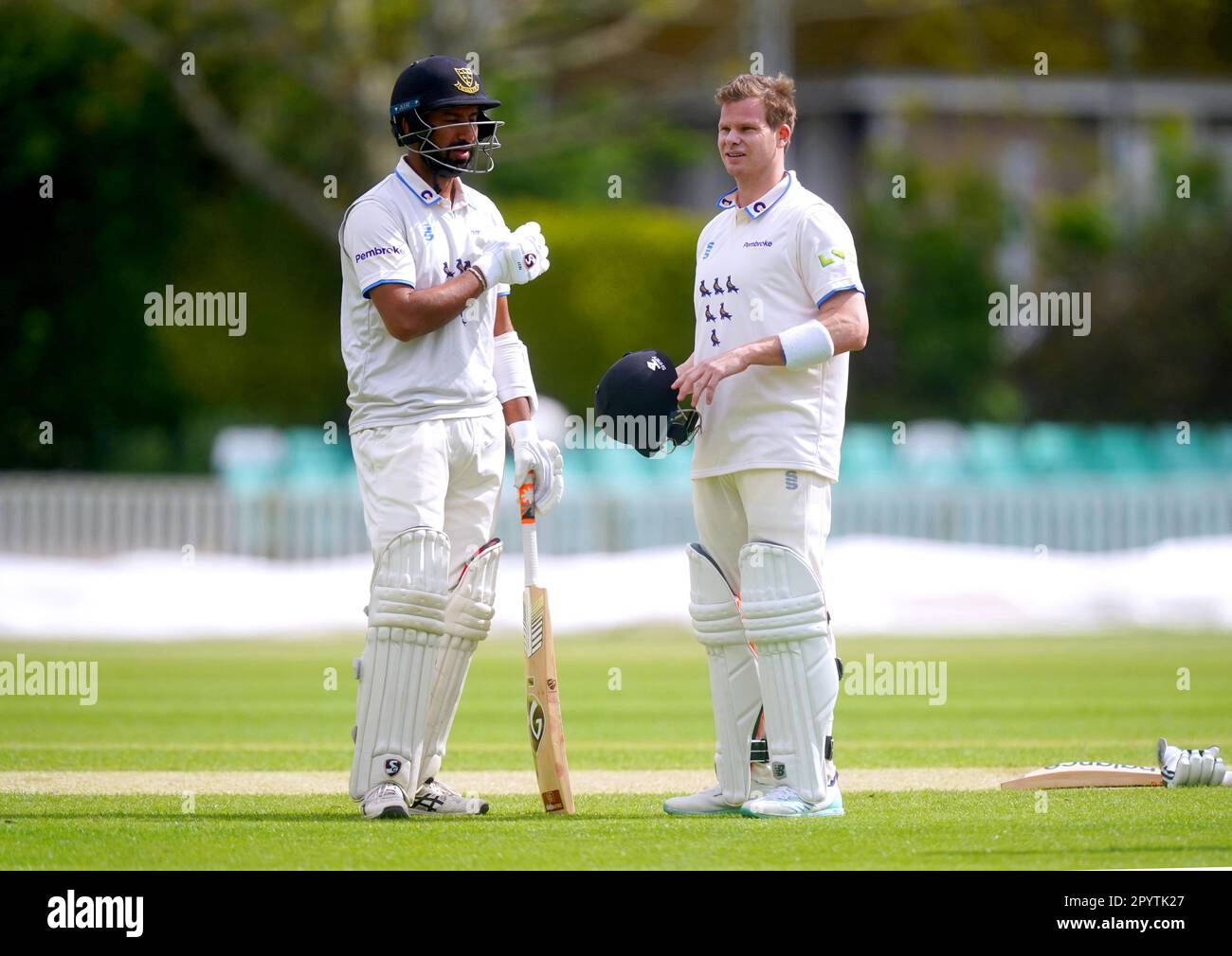 Cheteshwar Pujara (à gauche) de Sussex et Steve Smith, coéquipier, attendent que le jeu soit suspendu en raison de problèmes avec les casques le deuxième jour du match LV= Insurance County Championship à New Road, Worcester. Date de la photo: Vendredi 5 mai 2023. Banque D'Images