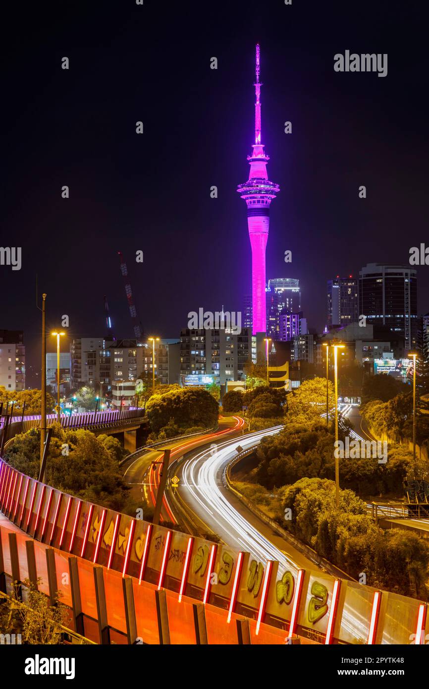 Auckland, Nouvelle-Zélande, 05 mai 2023. La tour du ciel et d'autres monuments autour de la ville s'illuminent en violet royal pour célébrer le couronnement du roi Charles III Le couronnement du roi Charles III aura lieu à Londres sur 6 mai. Credit: David Rowland/Alamy Live News Banque D'Images