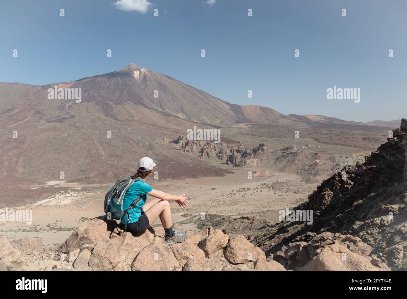 Une jeune fille touristique à côté du pic du Mont Teide appelée « Pico del Teide ». Vue sur la caldeira et le paysage volcanique. Parc national de Teide, Tenerife, Canaries Banque D'Images