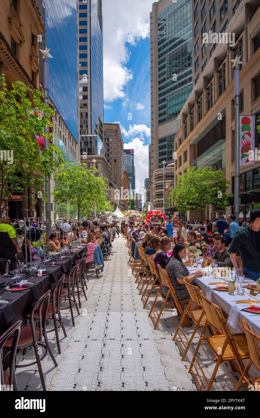 Syd, Aust, 02 décembre 2022 : la ville de Sydney a débuté l'été aujourd'hui par un temps magnifique avec son ÉVÉNEMENT ANNUEL OUVERT POUR LE DÉJEUNER 2nd dans la rue George fermée Banque D'Images