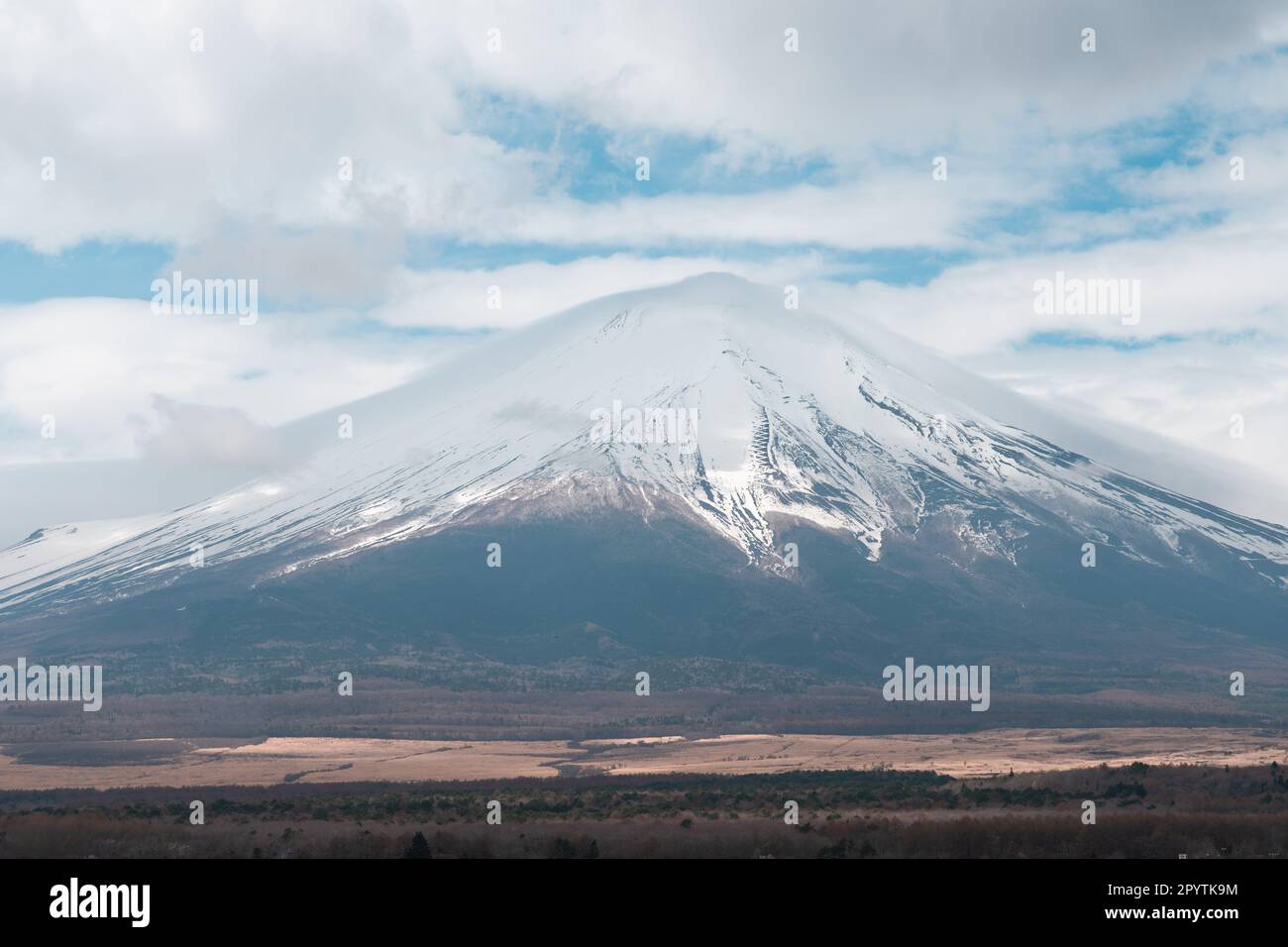 Vue panoramique sur le Mont Fuji enneigé contre le ciel au lac Yamanaka Banque D'Images