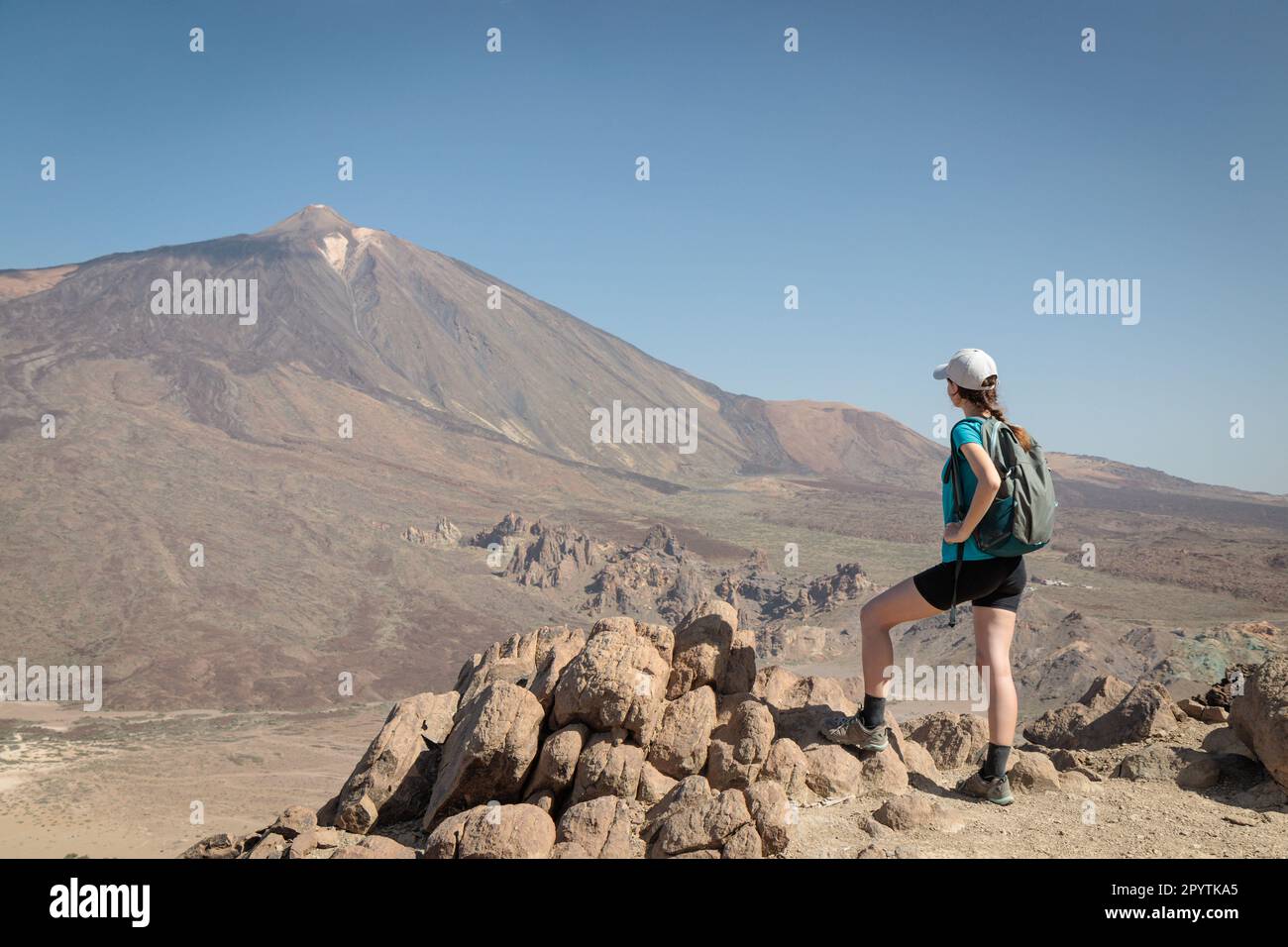 Une jeune fille touristique à côté du pic du Mont Teide appelée « Pico del Teide ». Vue sur la caldeira et le paysage volcanique. Parc national de Teide, Tenerife, Canaries Banque D'Images