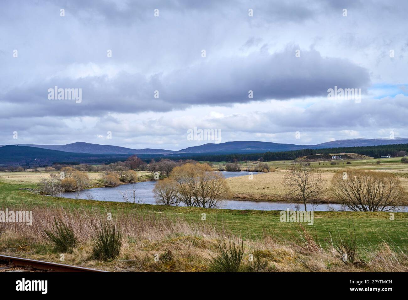 river Spey Foreground, parc national de Cairngorm, région des Highlands, nord de l'Écosse, Royaume-Uni Banque D'Images
