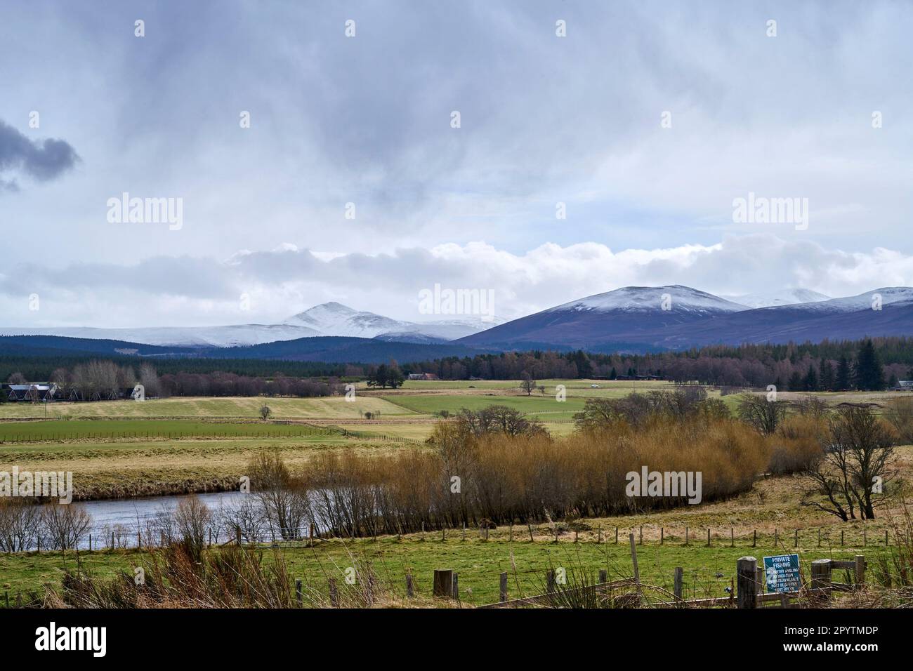 Montagnes enneigées, rivière Spey en premier plan, parc national de Cairngorm, région des Highlands, nord de l'Écosse, ROYAUME-UNI Banque D'Images