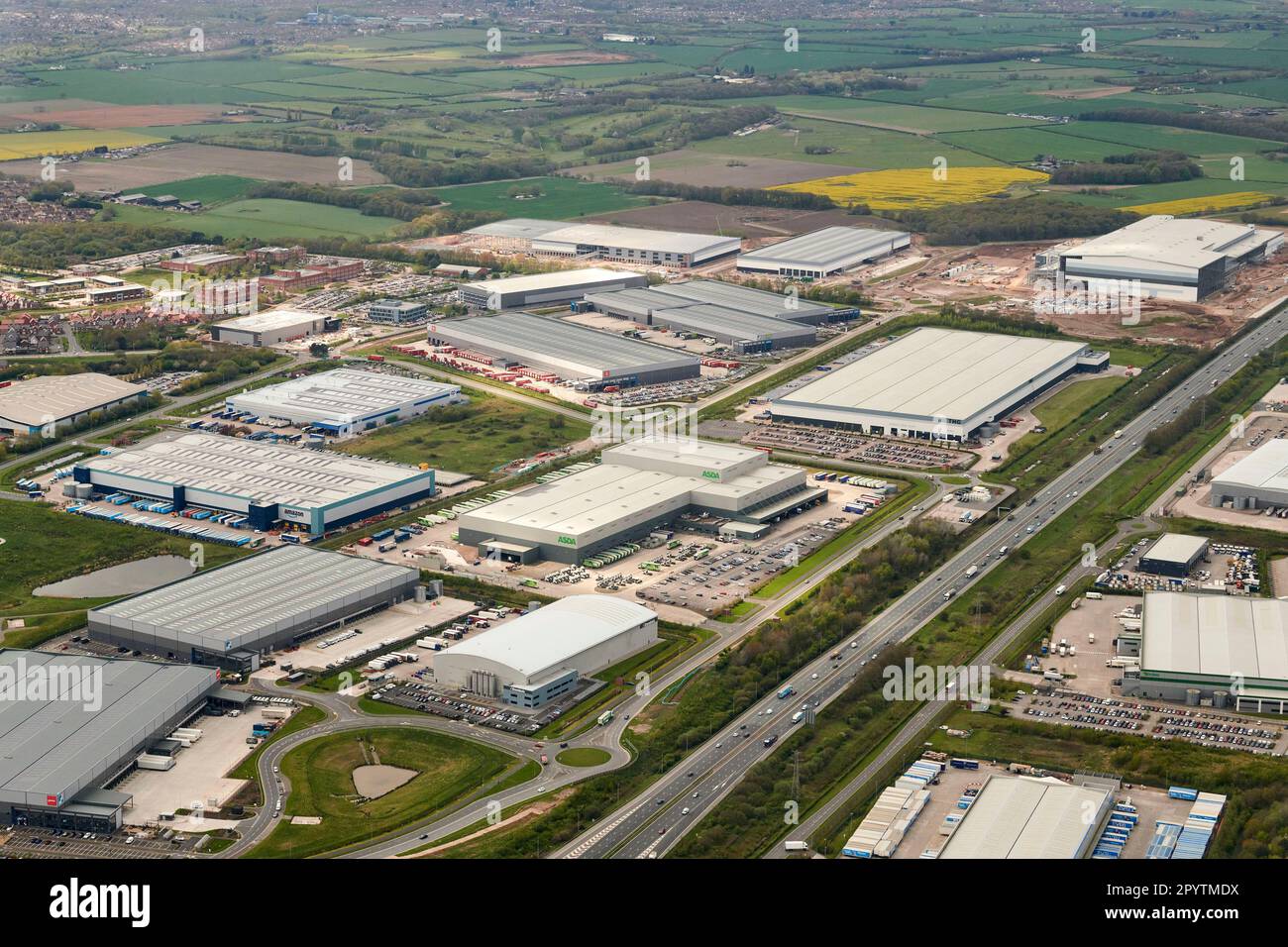 Vue aérienne des nouveaux entrepôts de distribution de détail adjacents à l'autoroute M6, à Warrington, au nord-ouest de l'Angleterre, au Royaume-Uni Banque D'Images
