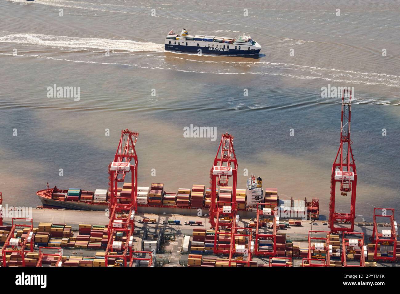 Navire-conteneur déchargeant à Peel Port, Seaforth Docks, Merseyside, sur l'estuaire de Mersey, Liverpool, nord-ouest de l'Angleterre, Royaume-Uni Banque D'Images