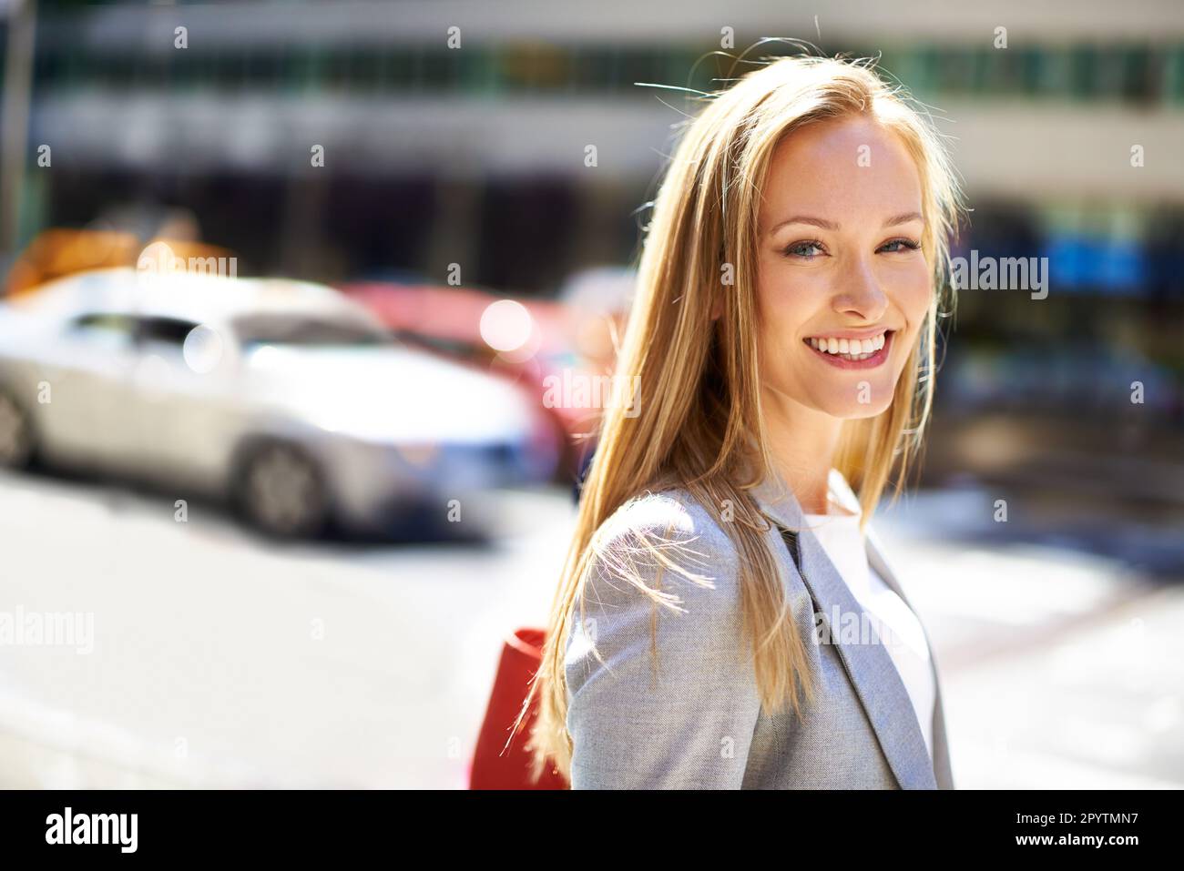 Élégant en ville. Un portrait d'une belle jeune femme dans la ville. Banque D'Images