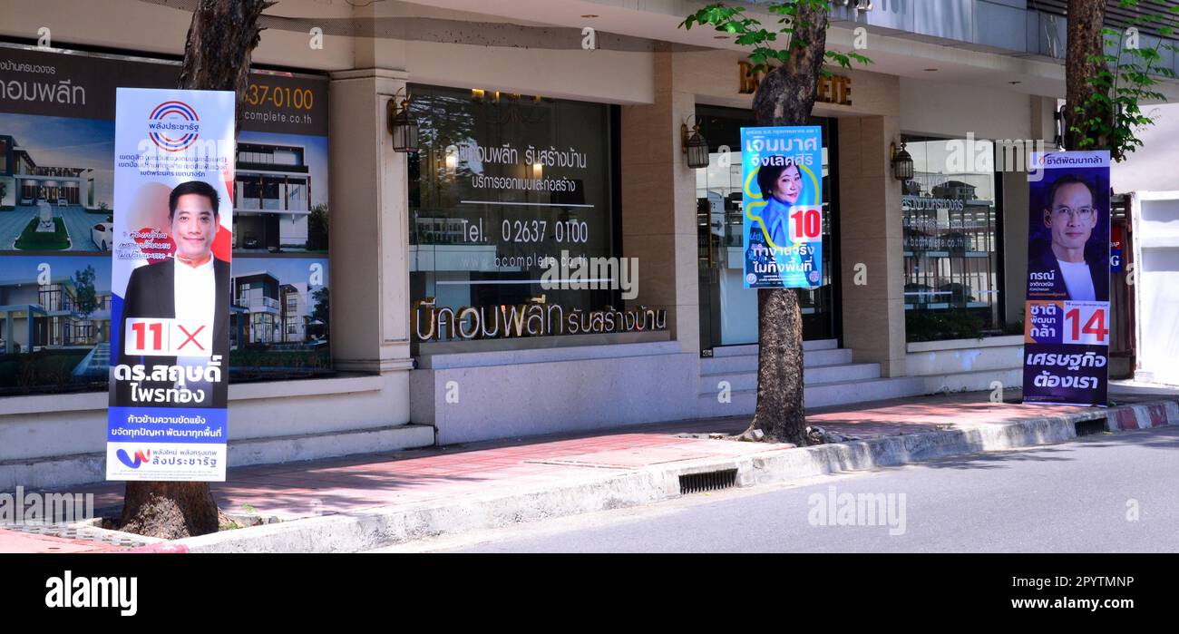 Les candidats à l'élection utilisent des pancartes de campagne attachées aux arbres pour se faire la publicité auprès des électeurs potentiels dans le district de Silom, dans le centre de Bangkok, en Thaïlande. Une élection générale aura lieu en Thaïlande le 14th mai 2023, après la dissolution de la Chambre des représentants de 25th le 20th mars 2023. Banque D'Images