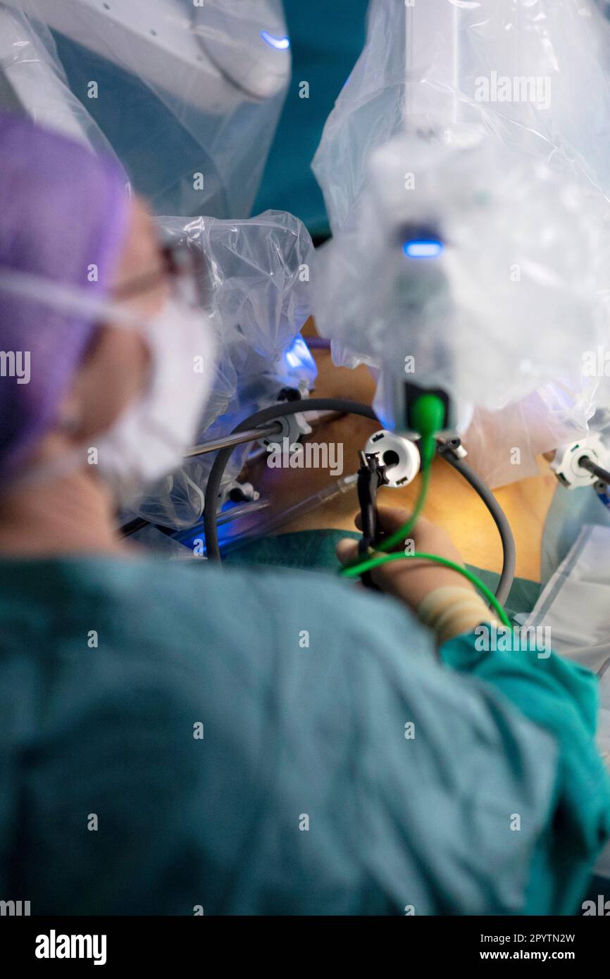 Le médecin assiste au cours d'une chirurgie hybride moderne, 3D technologie innovante avec le système DaVinci une robotique KI de chirurgie assistée par robot. Opération d'une tumeur sur le foie et l'estomac à l'hôpital universitaire Carl Gustav Carus, clinique et polyclinique pour la chirurgie viscérale, la chirurgie thoracique et vasculaire et Centre pour les maladies tumorales à Dresde, Saxe, Allemagne. La chirurgie assistée par robot est une procédure chirurgicale moderne en médecine. Il permet au chirurgien de réaliser des techniques chirurgicales peu invasives avec le soutien du système assisté par robot. Banque D'Images