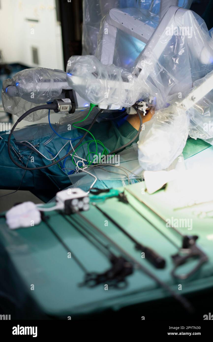 Détail lors d'une chirurgie hybride moderne, 3D technologie innovante avec le système DaVinci une robotique KI de chirurgie assistée par robot. Opération d'une tumeur sur le foie et l'estomac à l'hôpital universitaire Carl Gustav Carus, clinique et polyclinique pour la chirurgie viscérale, la chirurgie thoracique et vasculaire et Centre pour les maladies tumorales à Dresde, Saxe, Allemagne. La chirurgie assistée par robot est une procédure chirurgicale moderne en médecine. Il permet au chirurgien de réaliser des techniques chirurgicales peu invasives avec le soutien du système assisté par robot. Banque D'Images
