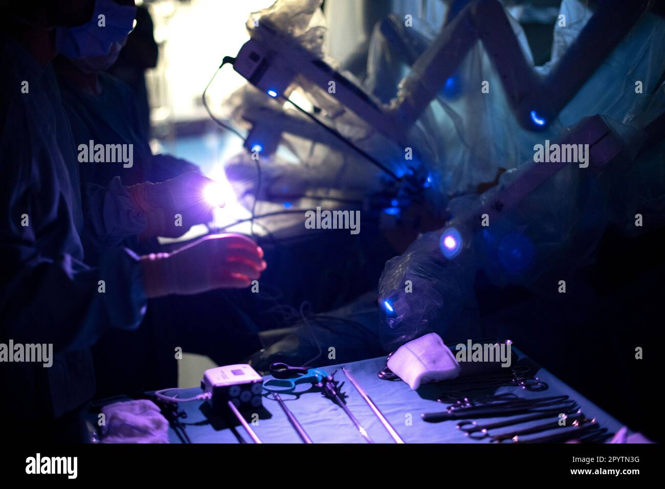 Le médecin assiste au cours d'une chirurgie hybride moderne, 3D technologie innovante avec le système DaVinci une robotique KI de chirurgie assistée par robot. Opération d'une tumeur sur le foie et l'estomac à l'hôpital universitaire Carl Gustav Carus, clinique et polyclinique pour la chirurgie viscérale, la chirurgie thoracique et vasculaire et Centre pour les maladies tumorales à Dresde, Saxe, Allemagne. La chirurgie assistée par robot est une procédure chirurgicale moderne en médecine. Il permet au chirurgien de réaliser des techniques chirurgicales peu invasives avec le soutien du système assisté par robot Banque D'Images