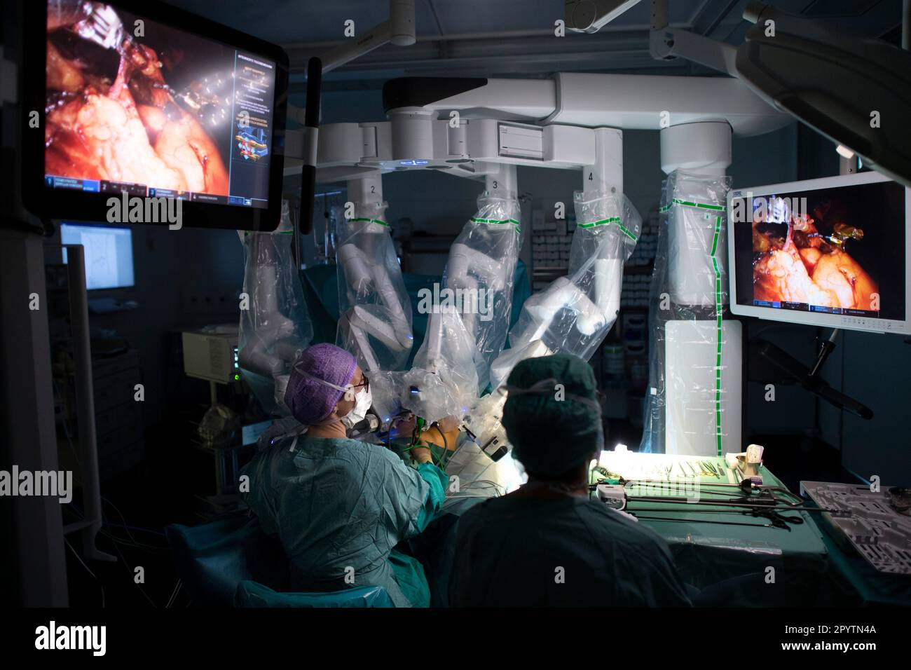 Le médecin assiste au cours d'une chirurgie hybride moderne, 3D technologie innovante avec le système DaVinci une robotique KI de chirurgie assistée par robot. Opération d'une tumeur sur le foie et l'estomac à l'hôpital universitaire Carl Gustav Carus, clinique et polyclinique pour la chirurgie viscérale, la chirurgie thoracique et vasculaire et Centre pour les maladies tumorales à Dresde, Saxe, Allemagne. La chirurgie assistée par robot est une procédure chirurgicale moderne en médecine. Il permet au chirurgien de réaliser des techniques chirurgicales peu invasives avec le soutien du système assisté par robot. Banque D'Images