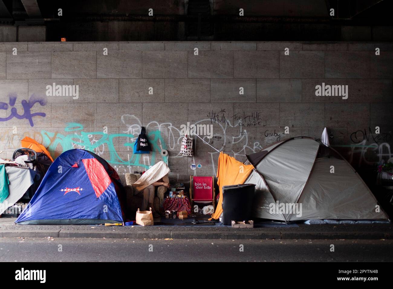 Effets personnels d'une personne sans domicile à la gare Bahnhof Zoo Zoologischer Garten au coin du parc Tiergarten à Berlin, en Allemagne. De plus en plus de sans-abri, beaucoup d'Europe de l'est, ont déménagé en permanence dans le centre de Berlin. Symbole d'un processus de lutte contre la pauvreté et la pénurie de logements. Banque D'Images