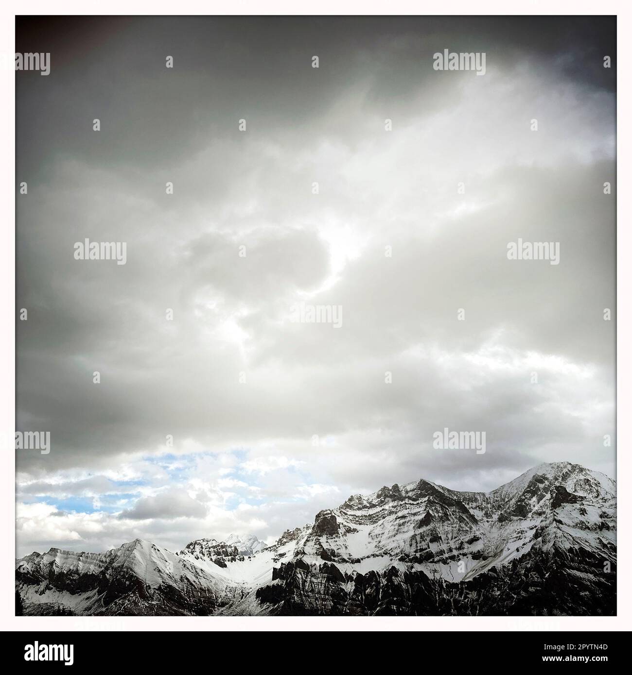 DE LA SÉRIE MONTAGNES ADELBODEN dans le paysage viticole à Adelboden, Oberland bernois, canton de Berne, Suisse. La ville pittoresque d'Adelboden est une idylle suisse dans les Alpes bernoises, des sommets impressionnants, un paysage d'hiver unique, un domaine skiable populaire, des pâturages alpins, cascades jaillissantes, maisons en bois confortables. En raison du changement climatique et de moins en moins de neige, le complexe sportif classique d'hiver se réoriente et la saison estivale devient de plus en plus importante. Photo prise avec iPhone, application Hipstamatic. Banque D'Images