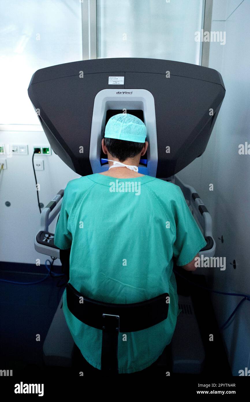 Le médecin assiste au cours d'une chirurgie hybride moderne, 3D technologie innovante avec le système DaVinci une robotique KI de chirurgie assistée par robot. Opération d'une tumeur sur le foie et l'estomac à l'hôpital universitaire Carl Gustav Carus, clinique et polyclinique pour la chirurgie viscérale, la chirurgie thoracique et vasculaire et Centre pour les maladies tumorales à Dresde, Saxe, Allemagne. La chirurgie assistée par robot est une procédure chirurgicale moderne en médecine. Il permet au chirurgien de réaliser des techniques chirurgicales peu invasives avec le soutien du système assisté par robot. Banque D'Images