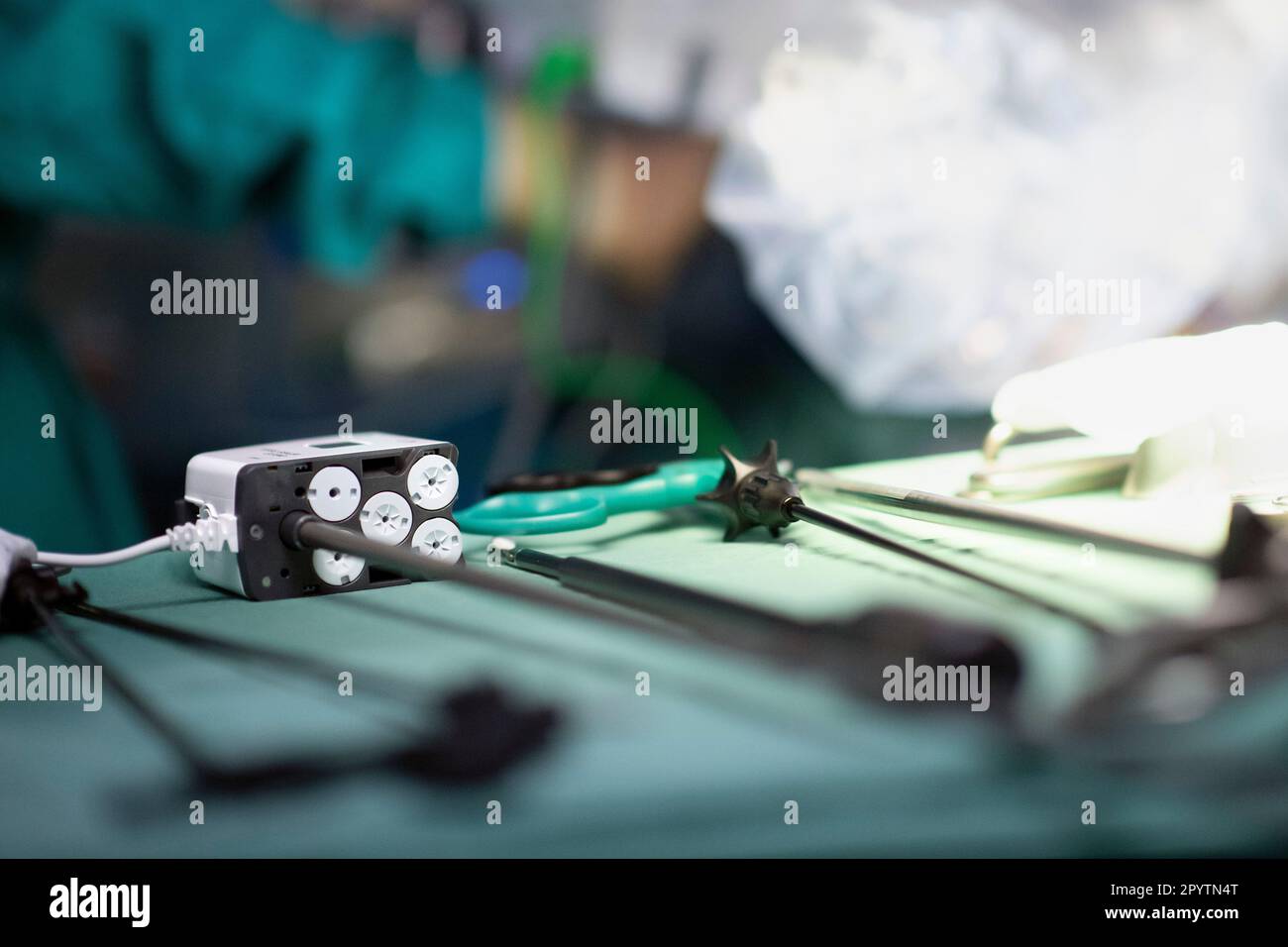Détail lors d'une chirurgie hybride moderne, 3D technologie innovante avec le système DaVinci une robotique KI de chirurgie assistée par robot. Opération d'une tumeur sur le foie et l'estomac à l'hôpital universitaire Carl Gustav Carus, clinique et polyclinique pour la chirurgie viscérale, la chirurgie thoracique et vasculaire et Centre pour les maladies tumorales à Dresde, Saxe, Allemagne. La chirurgie assistée par robot est une procédure chirurgicale moderne en médecine. Il permet au chirurgien de réaliser des techniques chirurgicales peu invasives avec le soutien du système assisté par robot. Banque D'Images