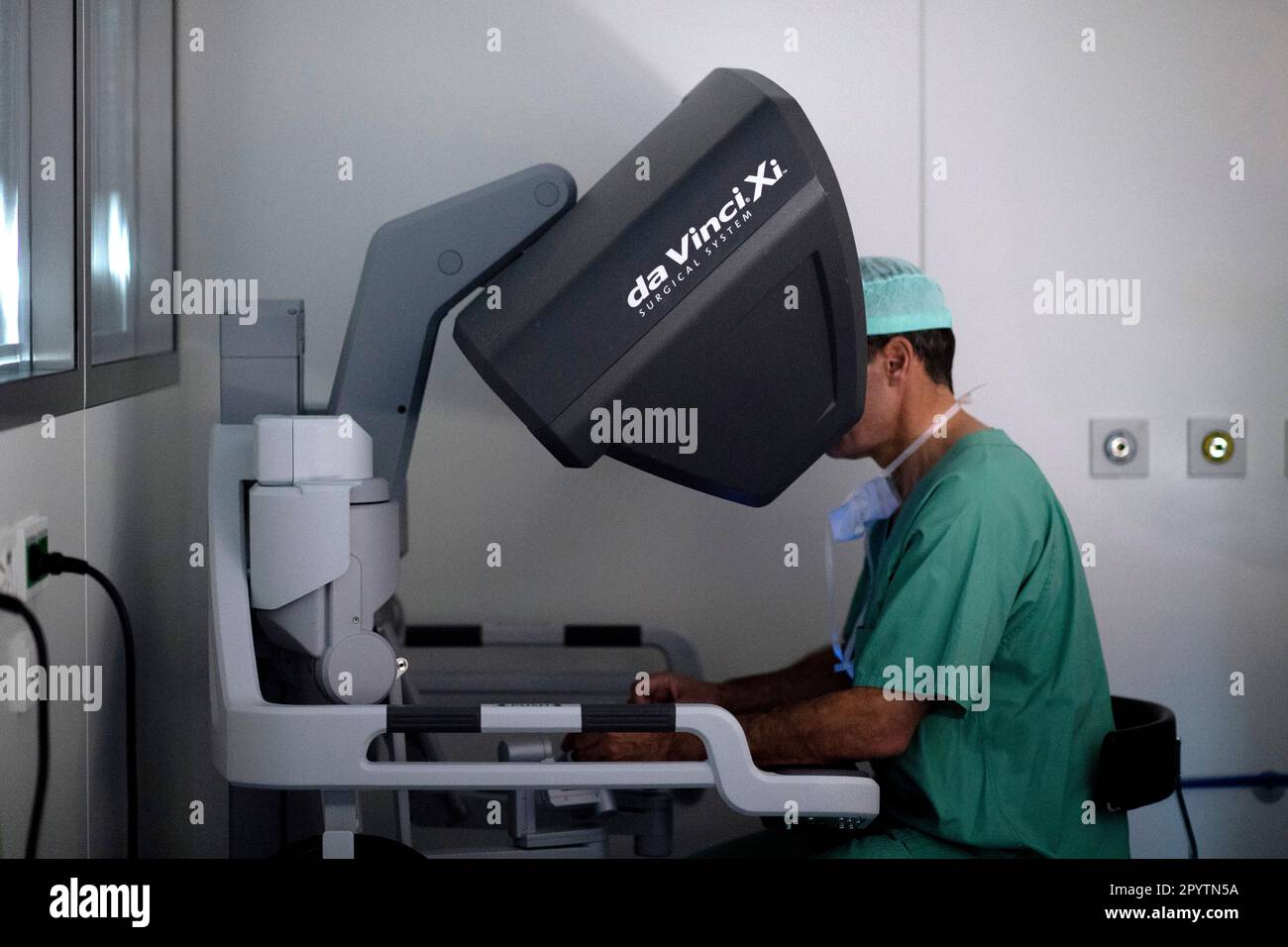 Le médecin assiste au cours d'une chirurgie hybride moderne, 3D technologie innovante avec le système DaVinci une robotique KI de chirurgie assistée par robot. Opération d'une tumeur sur le foie et l'estomac à l'hôpital universitaire Carl Gustav Carus, clinique et polyclinique pour la chirurgie viscérale, la chirurgie thoracique et vasculaire et Centre pour les maladies tumorales à Dresde, Saxe, Allemagne. La chirurgie assistée par robot est une procédure chirurgicale moderne en médecine. Il permet au chirurgien de réaliser des techniques chirurgicales peu invasives avec le soutien du système assisté par robot. Banque D'Images