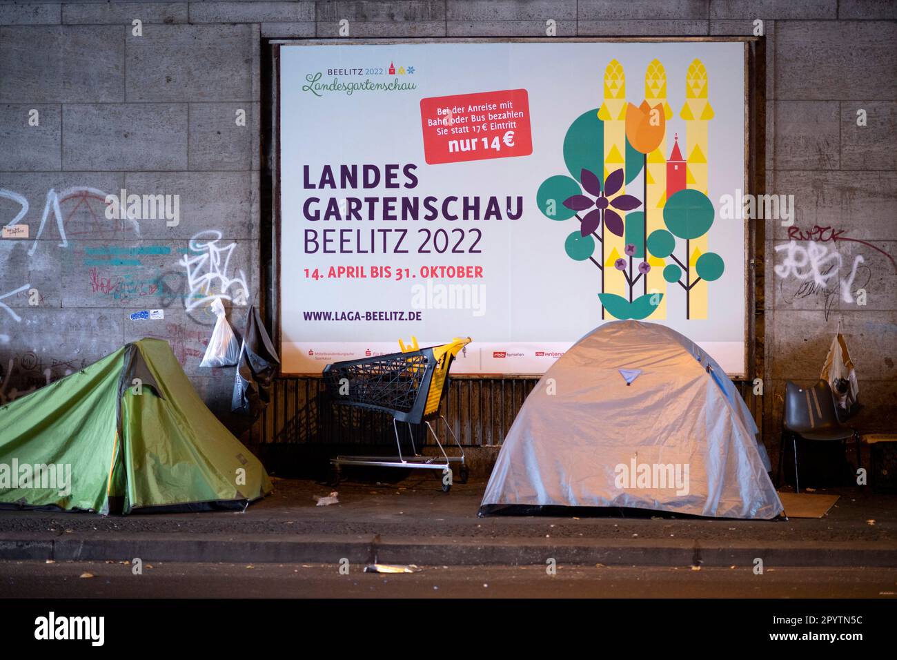 Effets personnels d'une personne sans domicile à la gare Bahnhof Zoo Zoologischer Garten au coin du parc Tiergarten à Berlin, en Allemagne. De plus en plus de sans-abri, beaucoup d'Europe de l'est, ont déménagé en permanence dans le centre de Berlin. Symbole d'un processus de lutte contre la pauvreté et la pénurie de logements. Banque D'Images