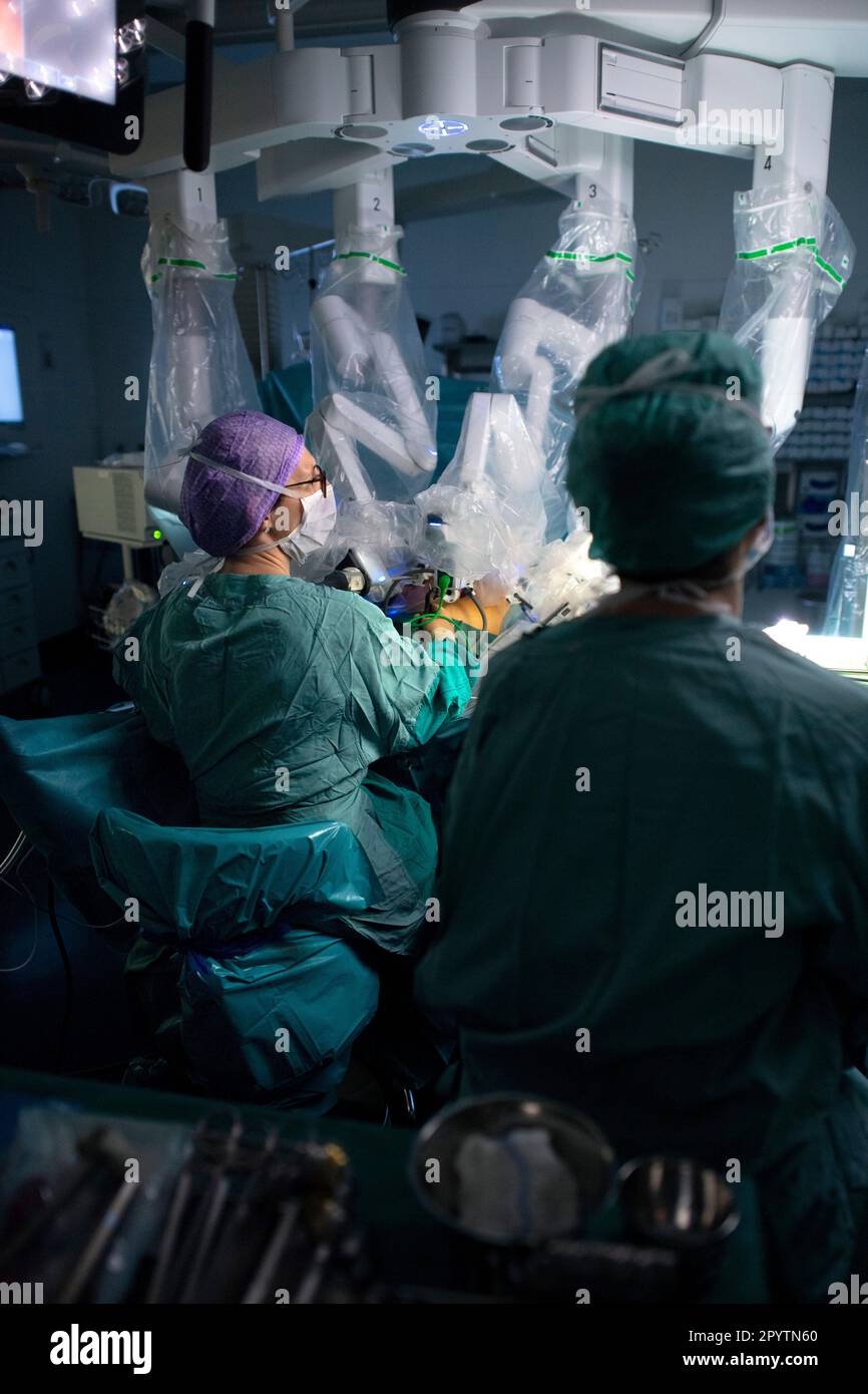 Le médecin assiste au cours d'une chirurgie hybride moderne, 3D technologie innovante avec le système DaVinci une robotique KI de chirurgie assistée par robot. Opération d'une tumeur sur le foie et l'estomac à l'hôpital universitaire Carl Gustav Carus, clinique et polyclinique pour la chirurgie viscérale, la chirurgie thoracique et vasculaire et Centre pour les maladies tumorales à Dresde, Saxe, Allemagne. La chirurgie assistée par robot est une procédure chirurgicale moderne en médecine. Il permet au chirurgien de réaliser des techniques chirurgicales peu invasives avec le soutien du système assisté par robot. Banque D'Images