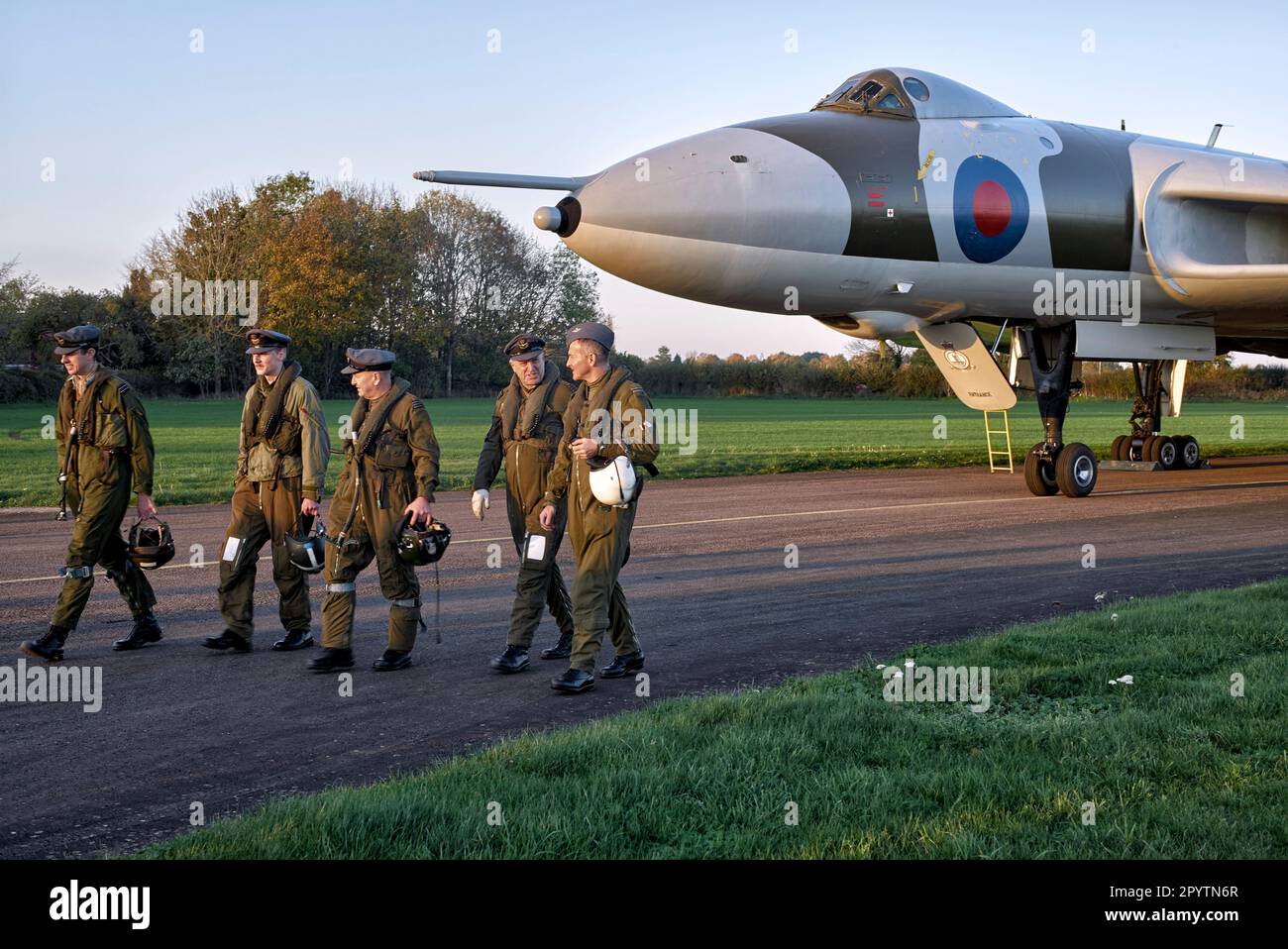 Pilotes de chasse et équipage du Vulcan Bomber XM655 à Wellesbourne Airfield NR, Stratford upon Avon, Angleterre Royaume-Uni Banque D'Images