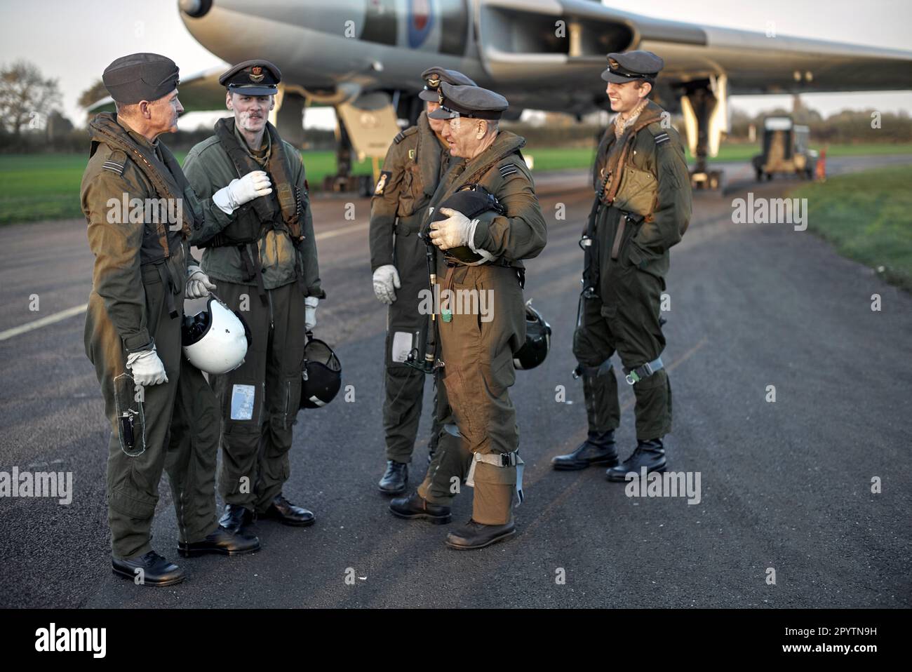 Pilotes de chasse et équipage du Vulcan Bomber XM655 à Wellesbourne Airfield NR, Stratford upon Avon, Angleterre Royaume-Uni Banque D'Images