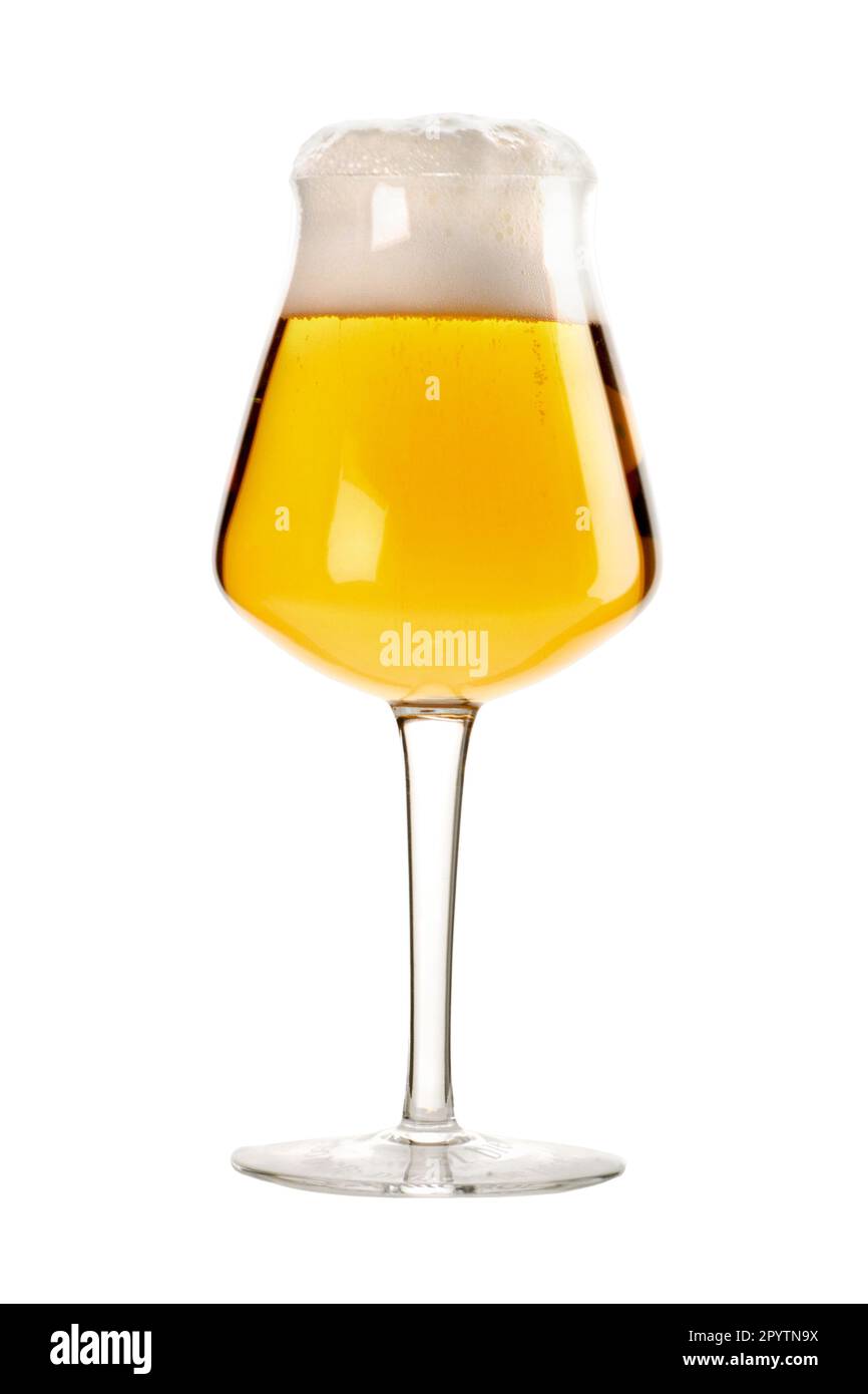 Verre à gobelet à bière avec mousse blanche isolée sur blanc avec passe-cheveux Banque D'Images