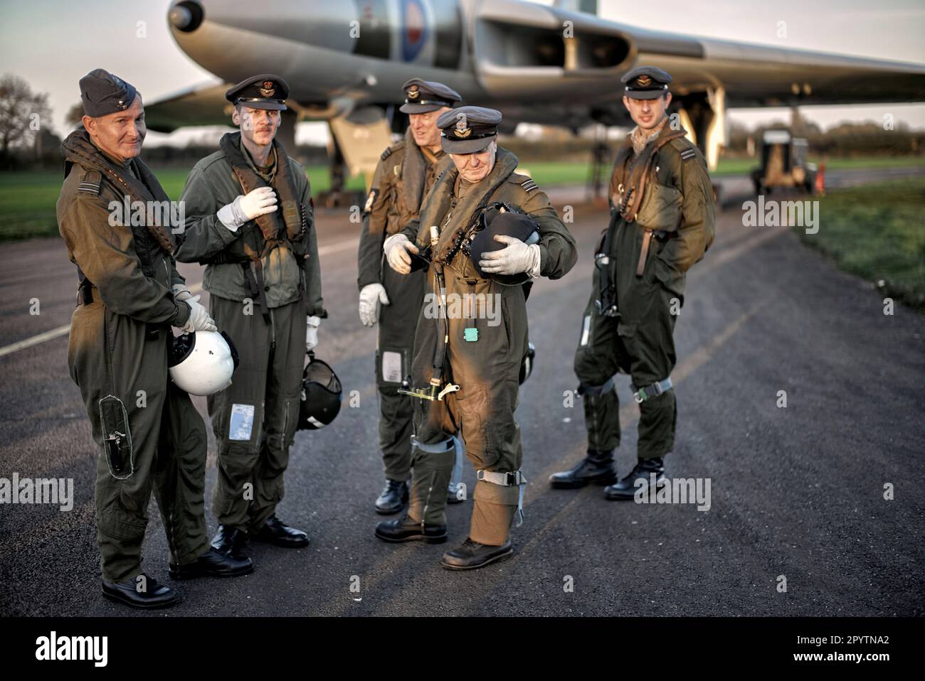 Pilotes de chasse et équipage du Vulcan Bomber XM655 à Wellesbourne Airfield NR, Stratford upon Avon, Angleterre Royaume-Uni Banque D'Images