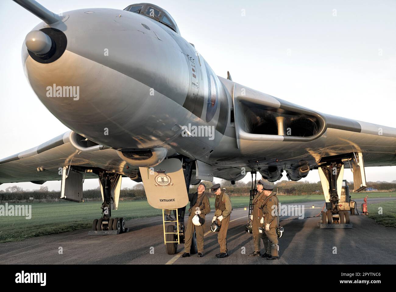 Pilotes de chasse et équipage du Vulcan Bomber XM655 à Wellesbourne Airfield NR, Stratford upon Avon, Angleterre Royaume-Uni Banque D'Images