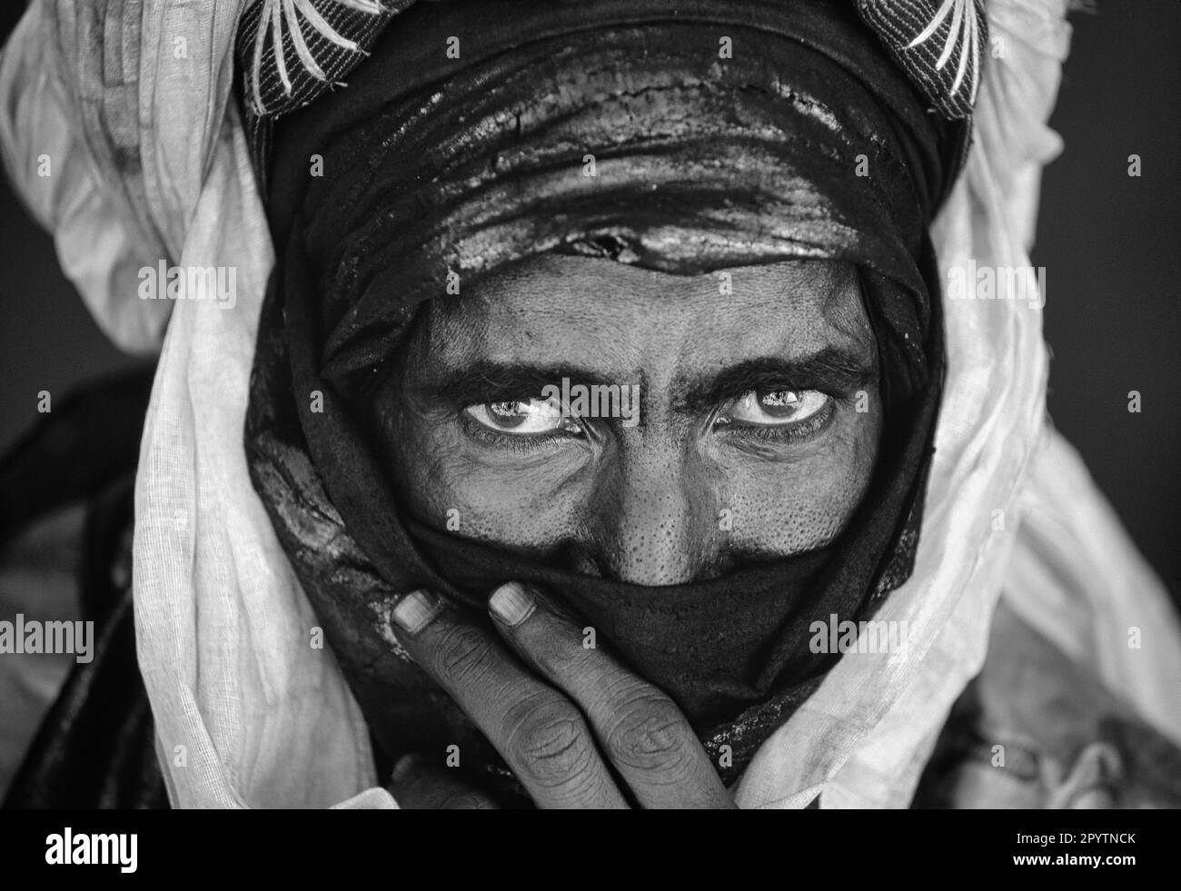 Mali. Menaka, près de Gao. Désert du Sahara. Sahel. Homme de la tribu Tuareg. Portrait. Noir et blanc. Banque D'Images