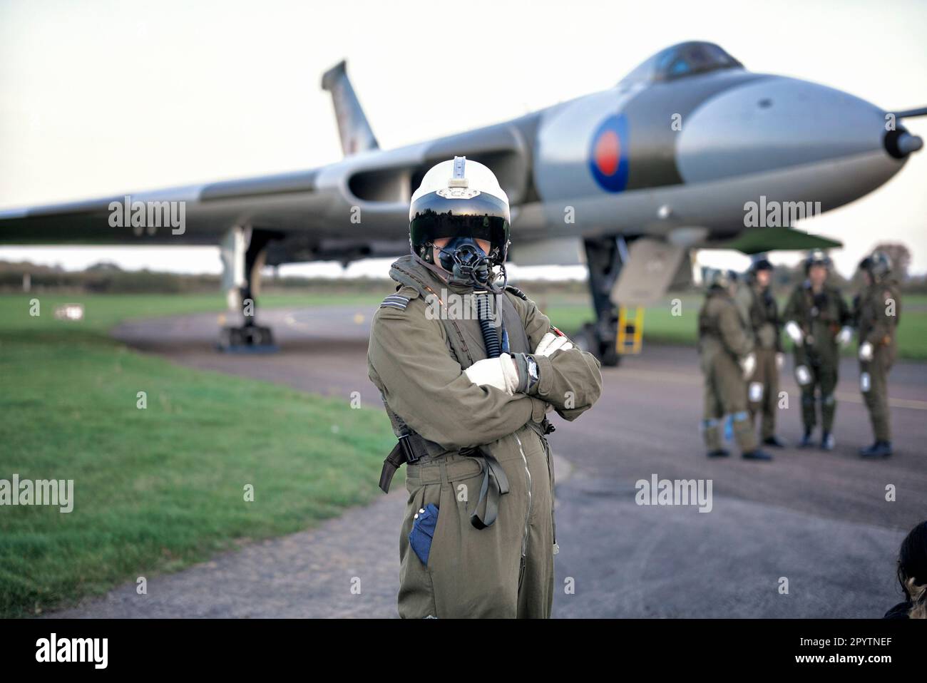 Pilote de chasse combat combinaison de vol sous pression et appareil respiratoire à oxygène avec l'avion Vulcan Bomber XM655 à Wellesbourne Airfield, Angleterre Royaume-Uni Banque D'Images
