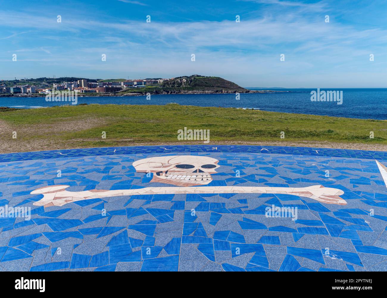 Une mosaïque de crâne et d'os croisés sur un promontoire donnant sur l'océan Atlantique à la Coruna, Espagne Banque D'Images