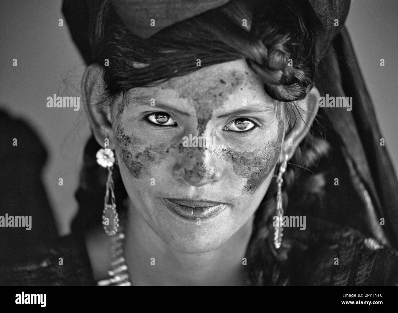Niger, Agadez. Désert du Sahara. Ar montagnes. Sahel. Peuple de la tribu Tuareg. Femme. Portrait. Vêtu pour le mariage. Noir et blanc. Banque D'Images