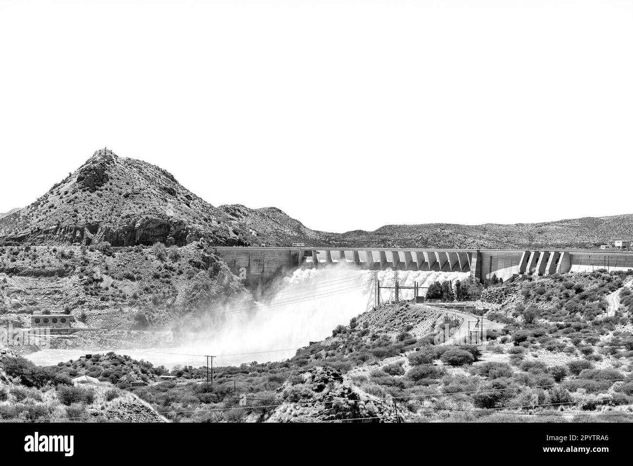 Le barrage Vanderkloof déborde. C'est le deuxième plus grand barrage d'Afrique du Sud. Il a le plus grand mur de barrage d'Afrique du Sud. Monochrome Banque D'Images