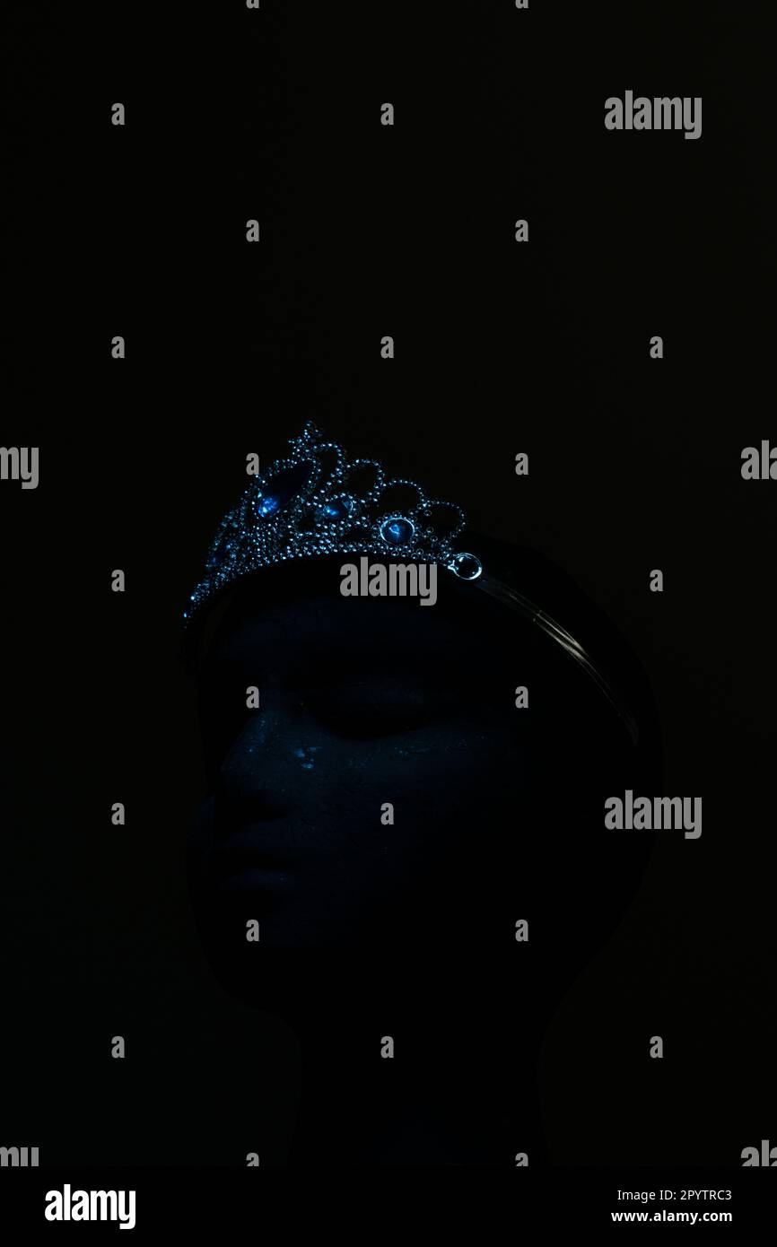 Image rapprochée d'une sculpture d'une tête portant une tête de tiara décorative Banque D'Images