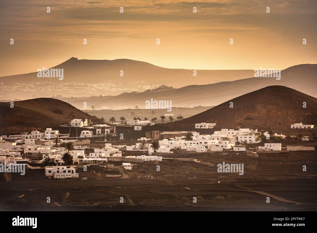 Espagne, îles Canaries. Village de Mancha Blanca. Île de Lanzarote, Parc national de Timanfaya, Montanas del Fuego, montagnes de feu, paysage de cratère de volcan Banque D'Images