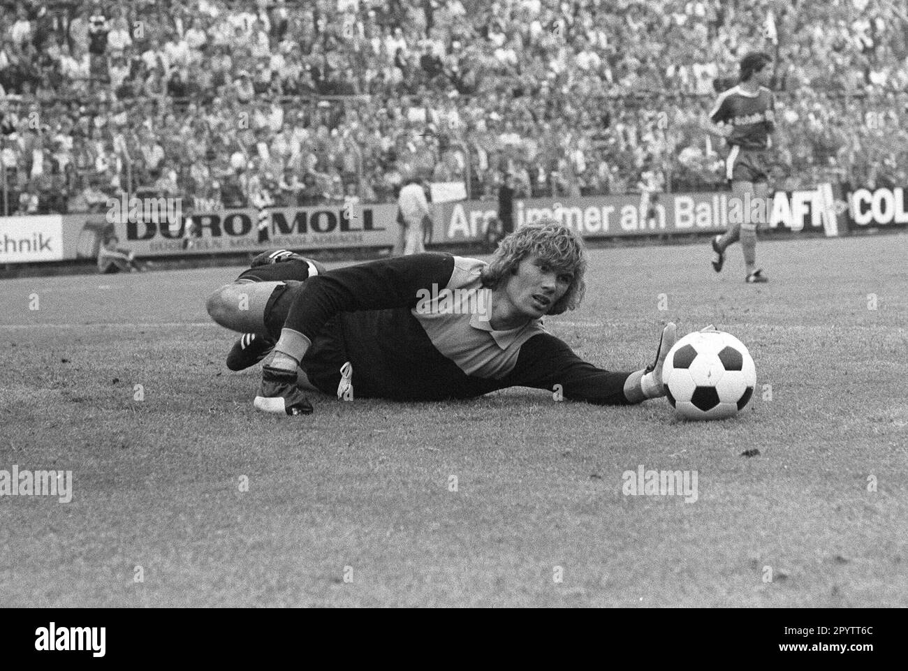 ARCHIVE PHOTO: Norbert NIGBUHR aura 75 ans sur 8 mai 2023, Norbert NIGBUR, soccer, goalwart FC Schalke 04, action, single action, QF, b/W Banque D'Images