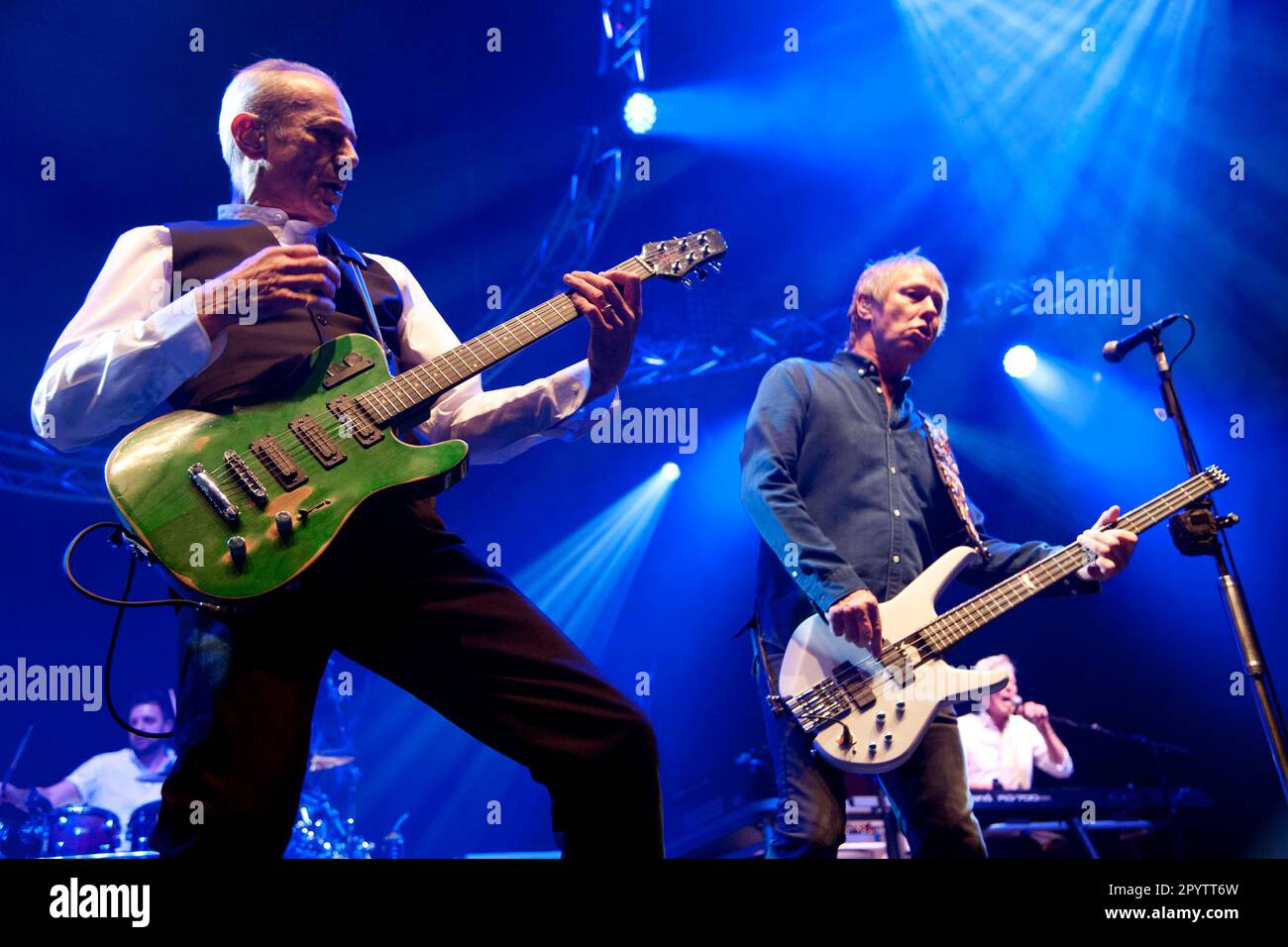 ARCHIVE PHOTO: John Rhino EDWARDS atteint 70 ans sur 9 mai 2023, STATU QUO, groupe musical, groupe, GBR, ici à leur concert à Koeln, Francis ROSSI, chant, guitare, Saenger, John Rhino EDWARDS, chant, basse, guitare, STATU QUO, Groupe de rock britannique, à leur concert dans la Lanxess Arena, Koelnarena, 19 novembre 2016 à Koeln/Allemagne. Â Banque D'Images