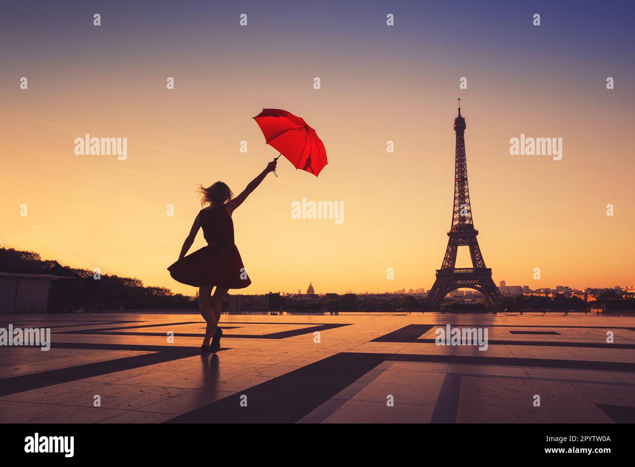 voyage touristique à Paris, silhouette de femme heureuse avec parapluie rouge près de la Tour Eiffel Banque D'Images