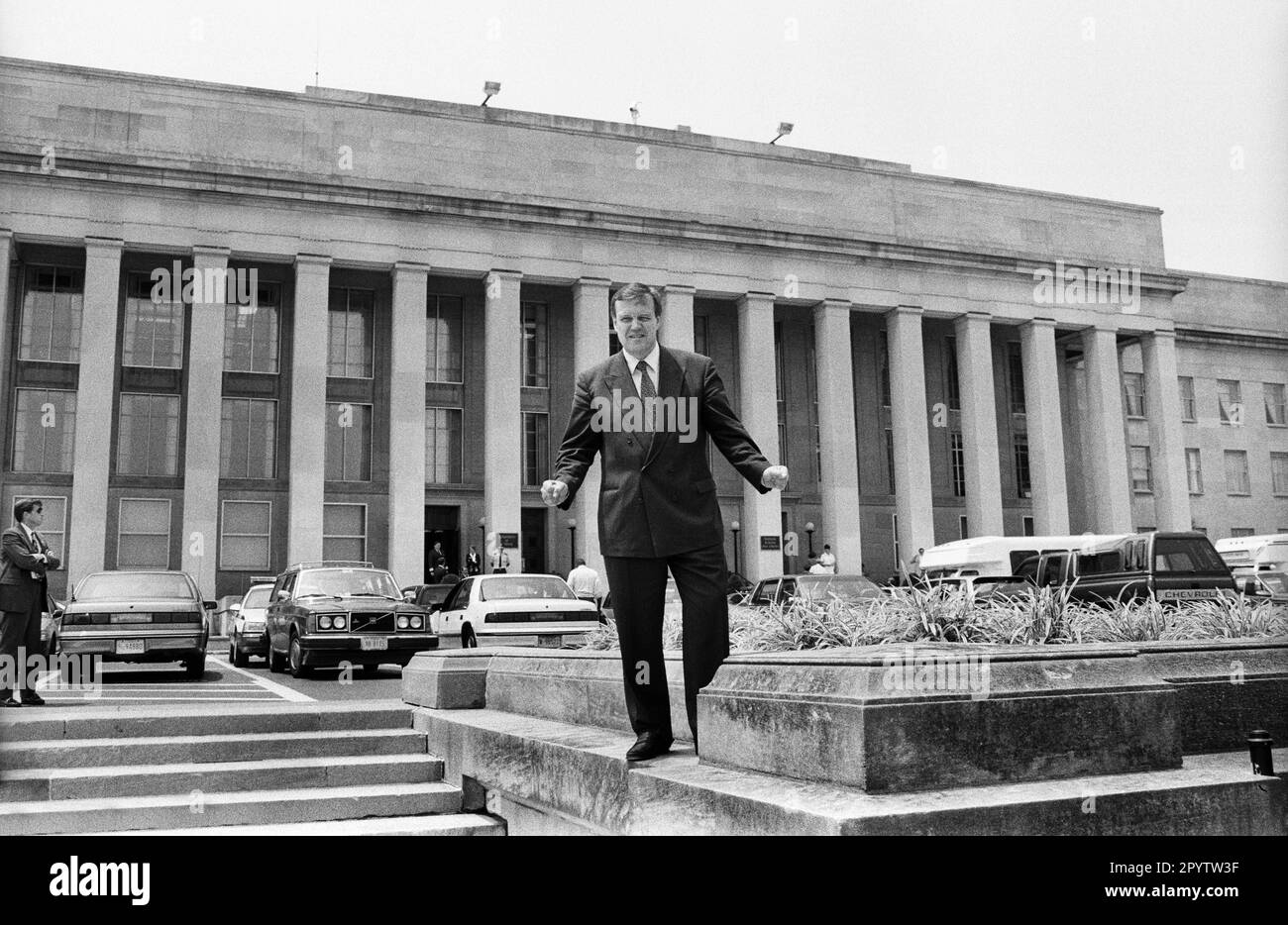 USA, Washington, 02.07.1992 Archives: 34-63-27 visite inaugurale du ministre de la Défense Ruehe photo: Volker Ruehe devant le Pentagone [traduction automatique] Banque D'Images