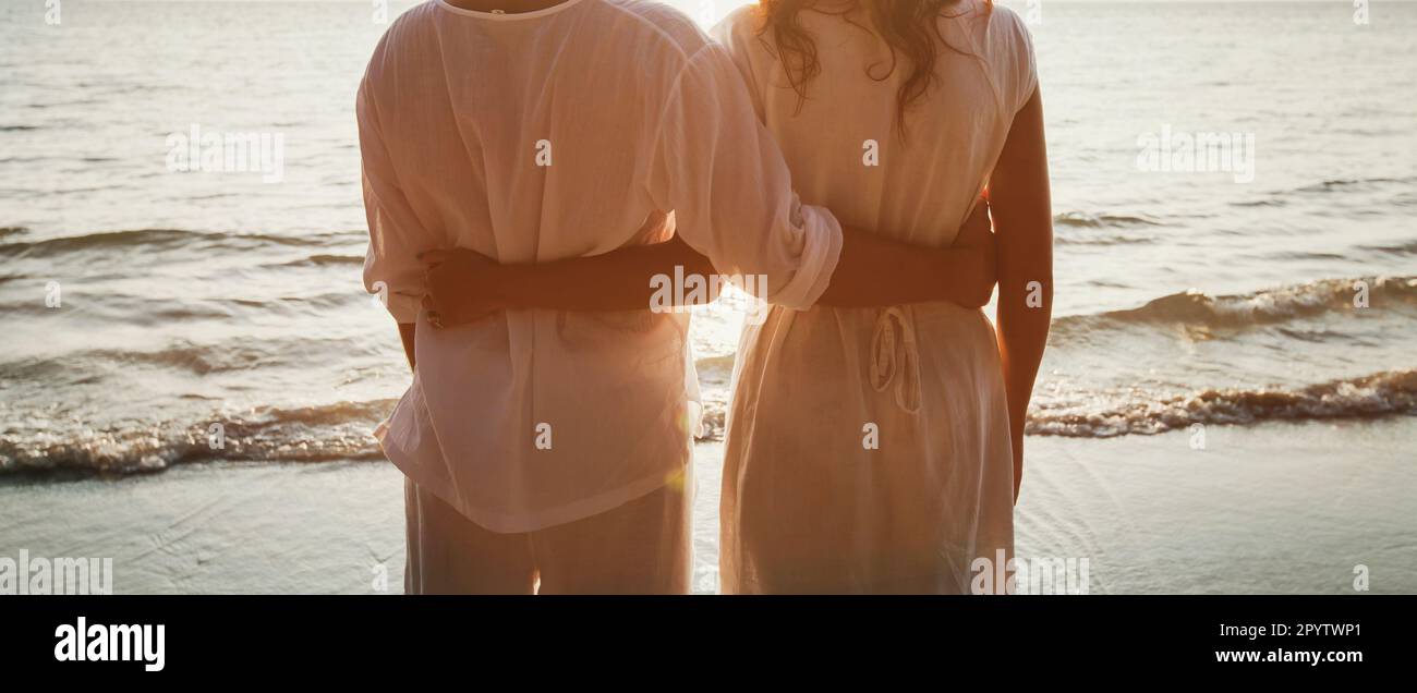 bannière de mariage de destination, couple hug sur la plage, escapade de lune de miel, amour et de la convivialité Banque D'Images
