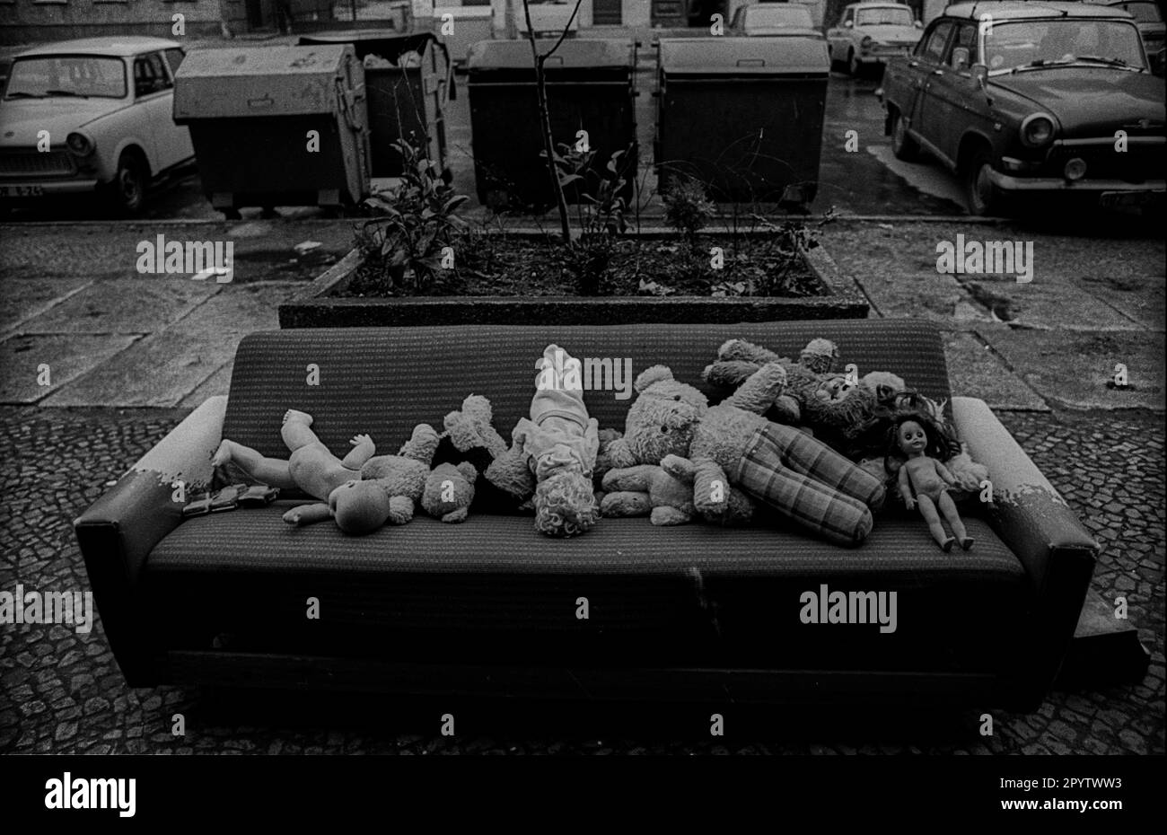GDR, Berlin, 28.01.1990, poupées sur un sofa dans Oderberger Straße..., [traduction automatique] Banque D'Images