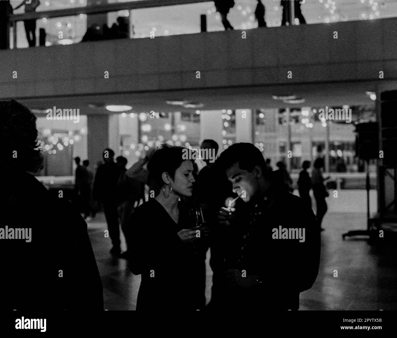 GDR, Berlin, 26,1.1990, Palast total, événement jeunesse au Palais de la République, visiteurs, éclairage d'une cigarette, [traduction automatique] Banque D'Images