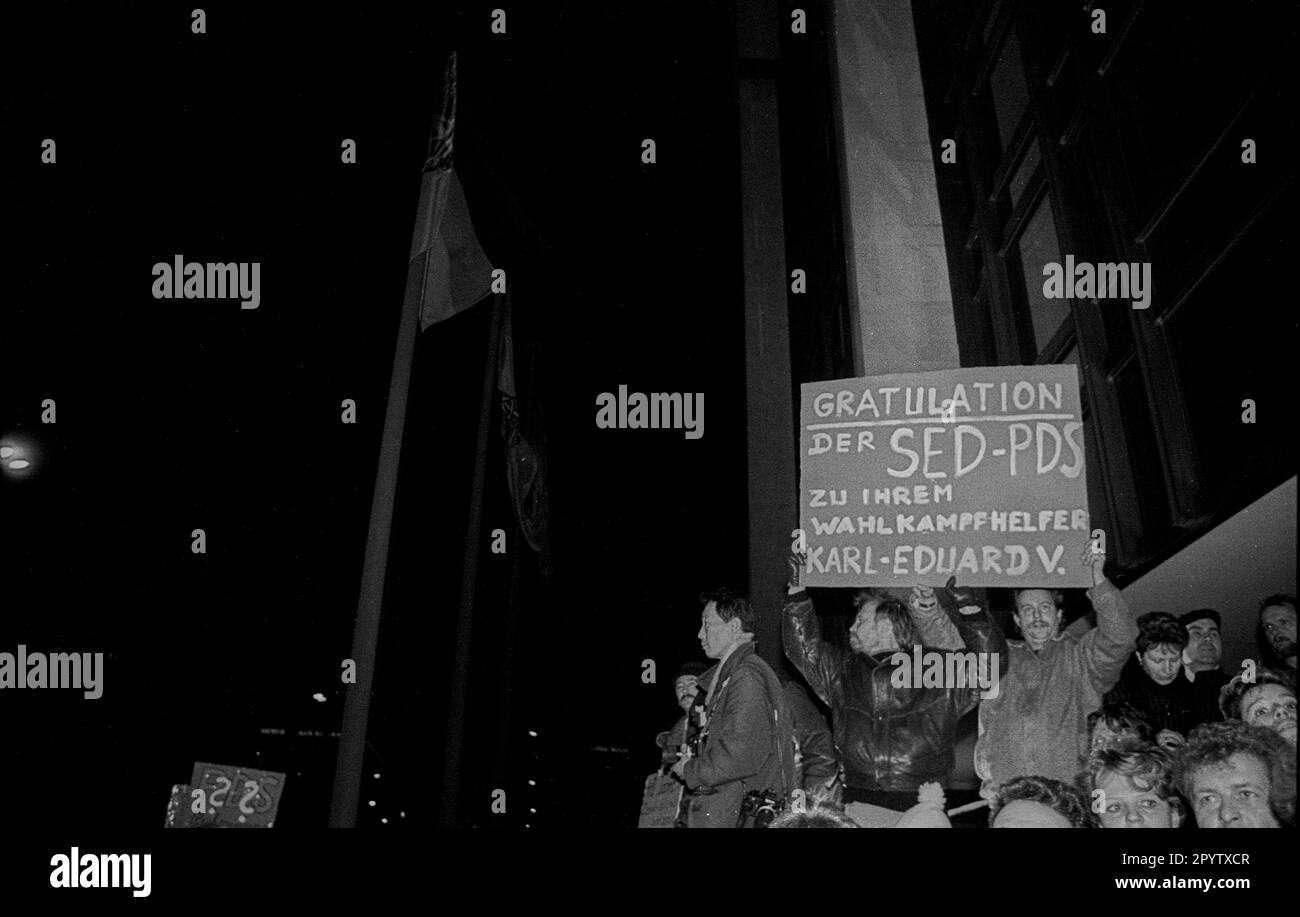 GDR, Berlin, 12.01.1990, manifestation devant la Chambre populaire (principalement contre le Ministère de la sécurité de l'Etat), félicitation du SED - PDS à leur militant électoral Karl-Eduard V. (von Schnitzler), [traduction automatique] Banque D'Images