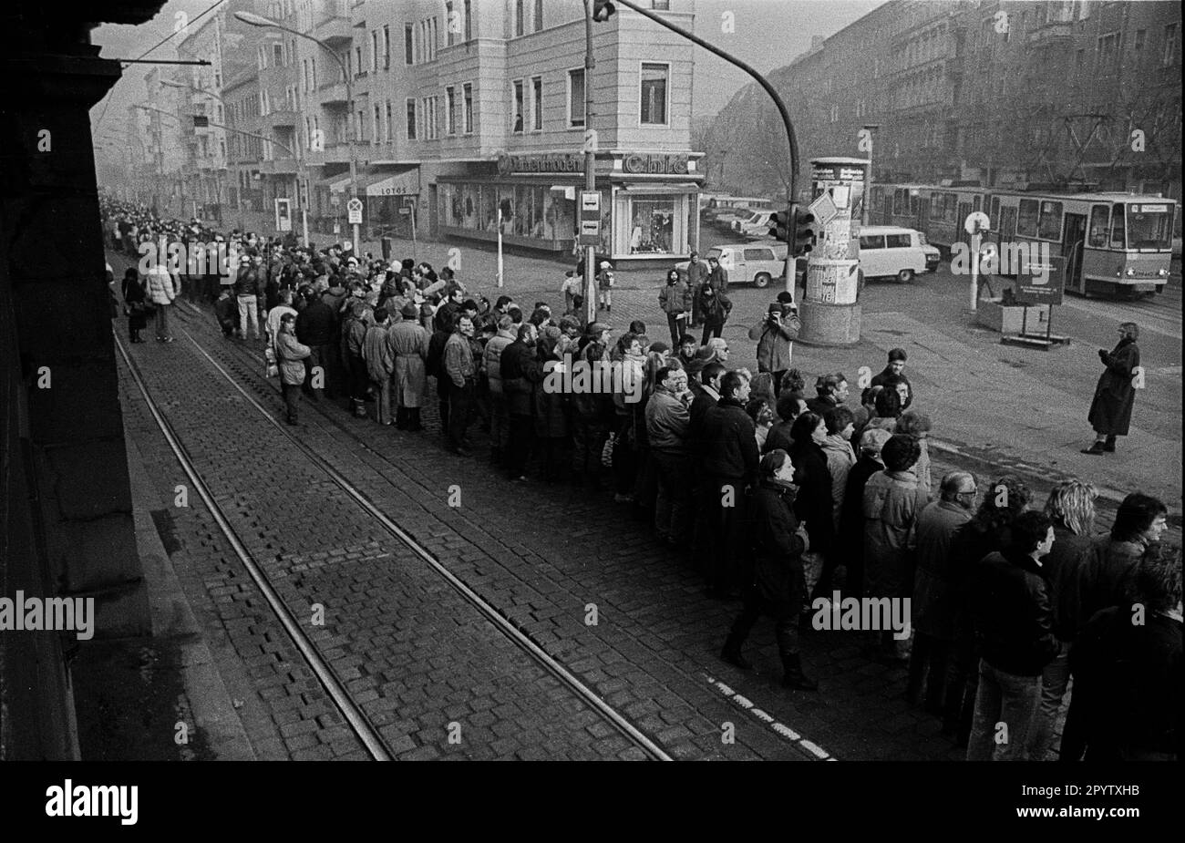 GDR, Berlin, 03.12.1989, pour notre pays, la chaîne humaine, Par l'ensemble du GDR, à l'intersection Schönhauser Allee/ Dimitroffstraße, [traduction automatique] Banque D'Images