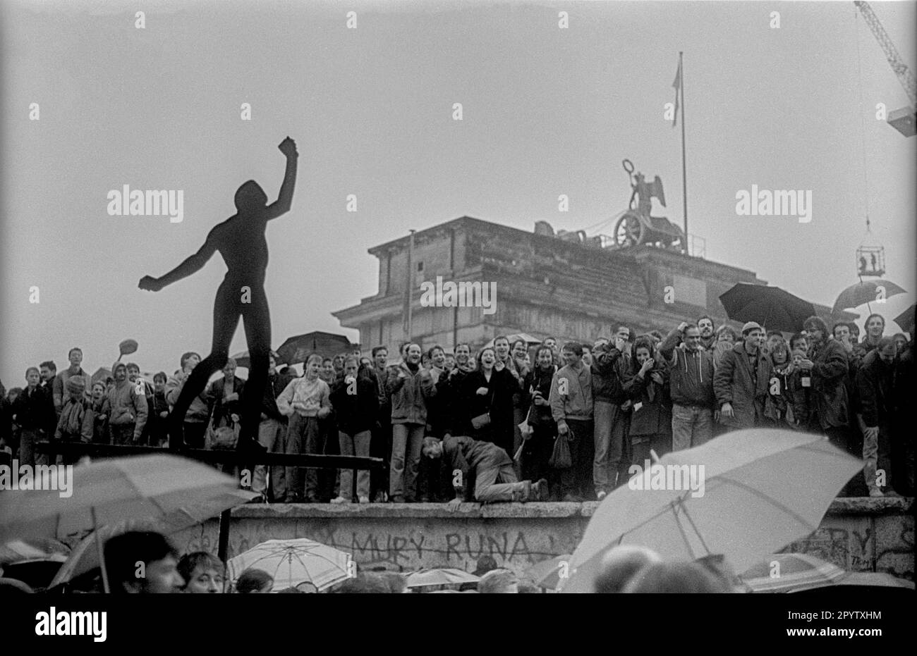 GDR, Berlin, 22.12.1989, ouverture de la porte de Brandebourg, à la porte de Brandebourg le mur est ouvert, les gens sur le mur, [traduction automatique] Banque D'Images