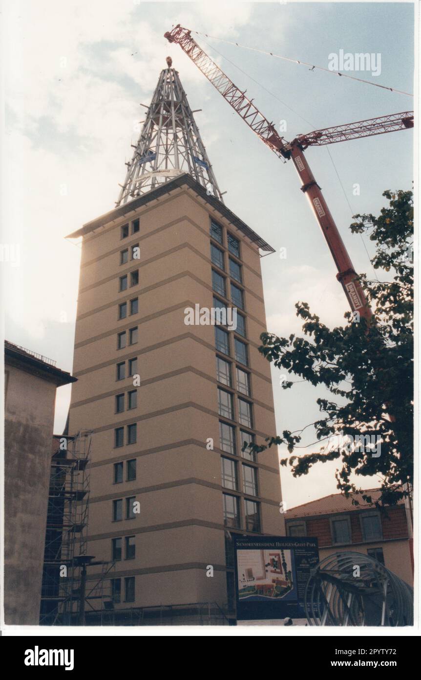 'La maison ancienne ''Residenz Heilig Geist Park''' est construite sur le site de l'ancien Heiliggeistkirche. Cône et Kugen (structure en acier de 12 tonnes) comme finition de toit sur la tour. Travaux de construction. Chantier. Nouveau bâtiment.maison de retraite. Photo: Joachim Liebe, 23.09.1997 [traduction automatique]' Banque D'Images