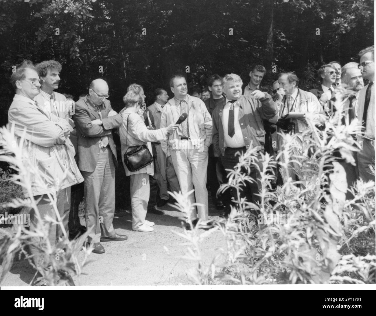 Le ministre fédéral de l'Environnement, Klaus Töpfer, visite la réserve naturelle des basses terres de Nuthe-Nieplitz, près de Beelitz. Töpfer a reçu le parrainage de 1060 arbres fruitiers plantés. Photo: MAZ/Christel Köster, 15.07.1993 [traduction automatique] Banque D'Images