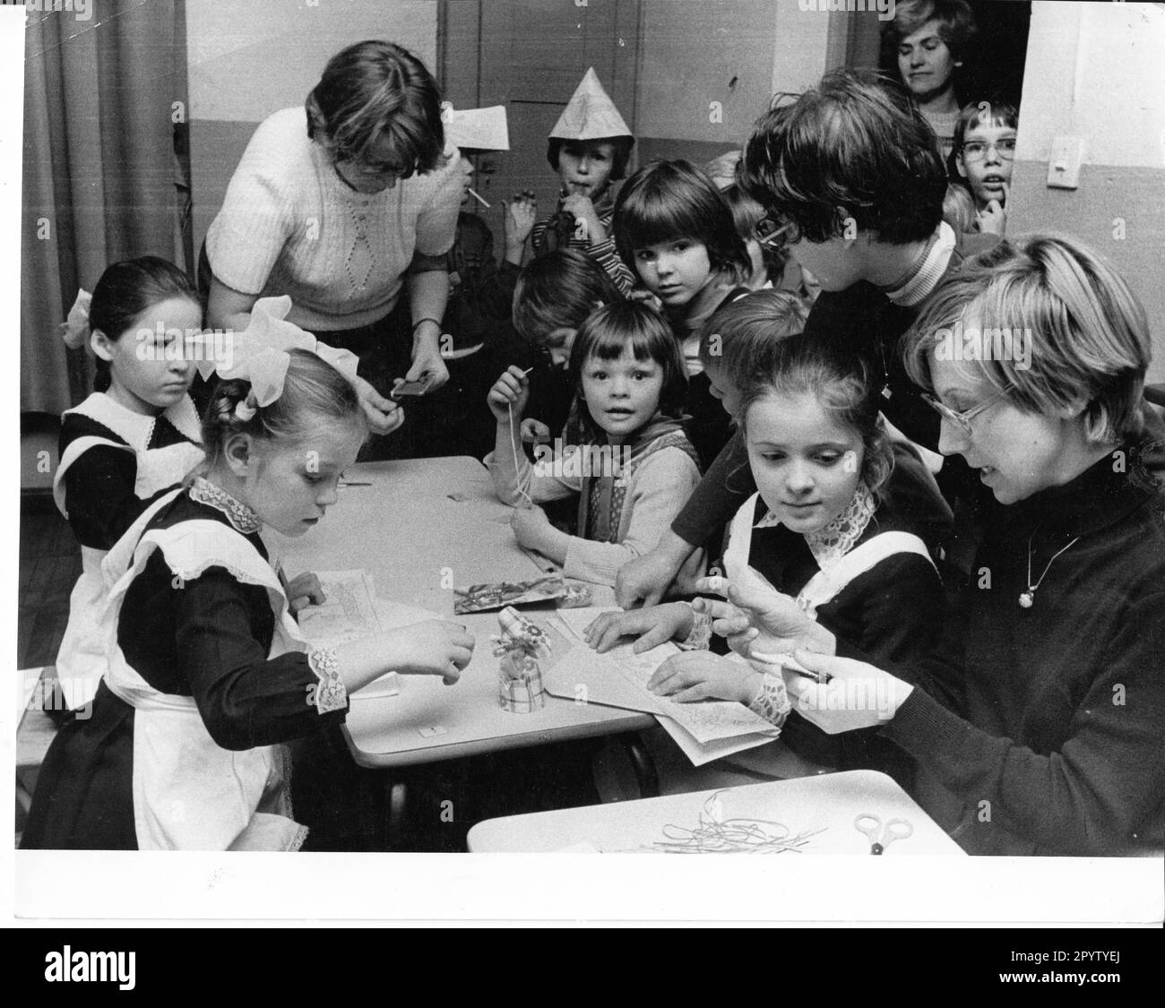 Les élèves de l'école secondaire de Klingenberg dans le Brandebourg font de l'artisanat avec les pionniers soviétiques. Pionniers. enfants. école. international. relations. GDR. historique. Photo:MAZ/Bruno Wernitz, 09.11.1977 [traduction automatique] Banque D'Images