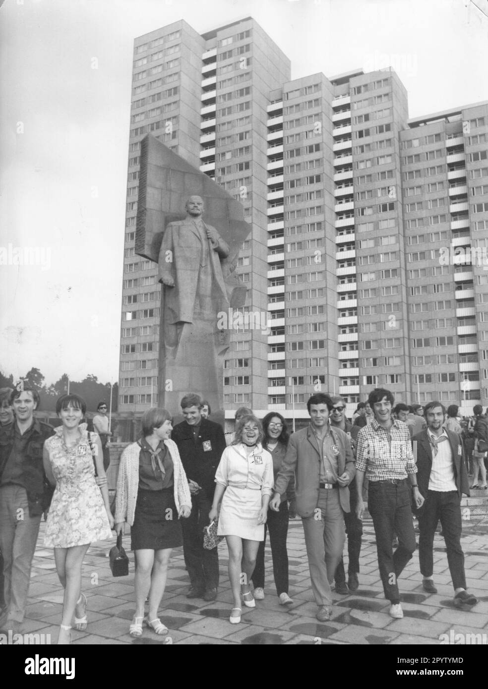 Le photoclub de l'IFA Autowerk Ludwigsfelde devant le monument Lénine sur Leninplatz Berlin- Friedrichshain. Monument a été démoli en 1991. Truck W50.GDR- entreprises. Photo: MAZ/Manfred Haseloff,02.09.1993 [traduction automatique] Banque D'Images