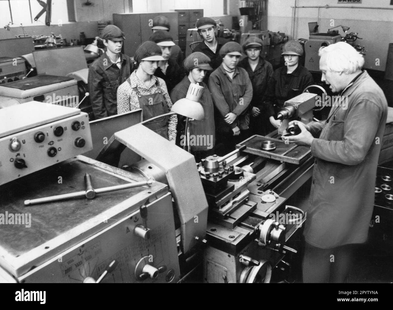 Dans quatorze disciplines différentes, 299 nouveaux apprentis sont formés au BBS de l'IFA Autowerk Ludwigsfelde.dans l'image, les premières journées pratiques pour les apprentis machinistes au tour.LKW W50. Usines GDR. Photo: MAZ/Dieter Lange 16.09.1982 [traduction automatique] Banque D'Images